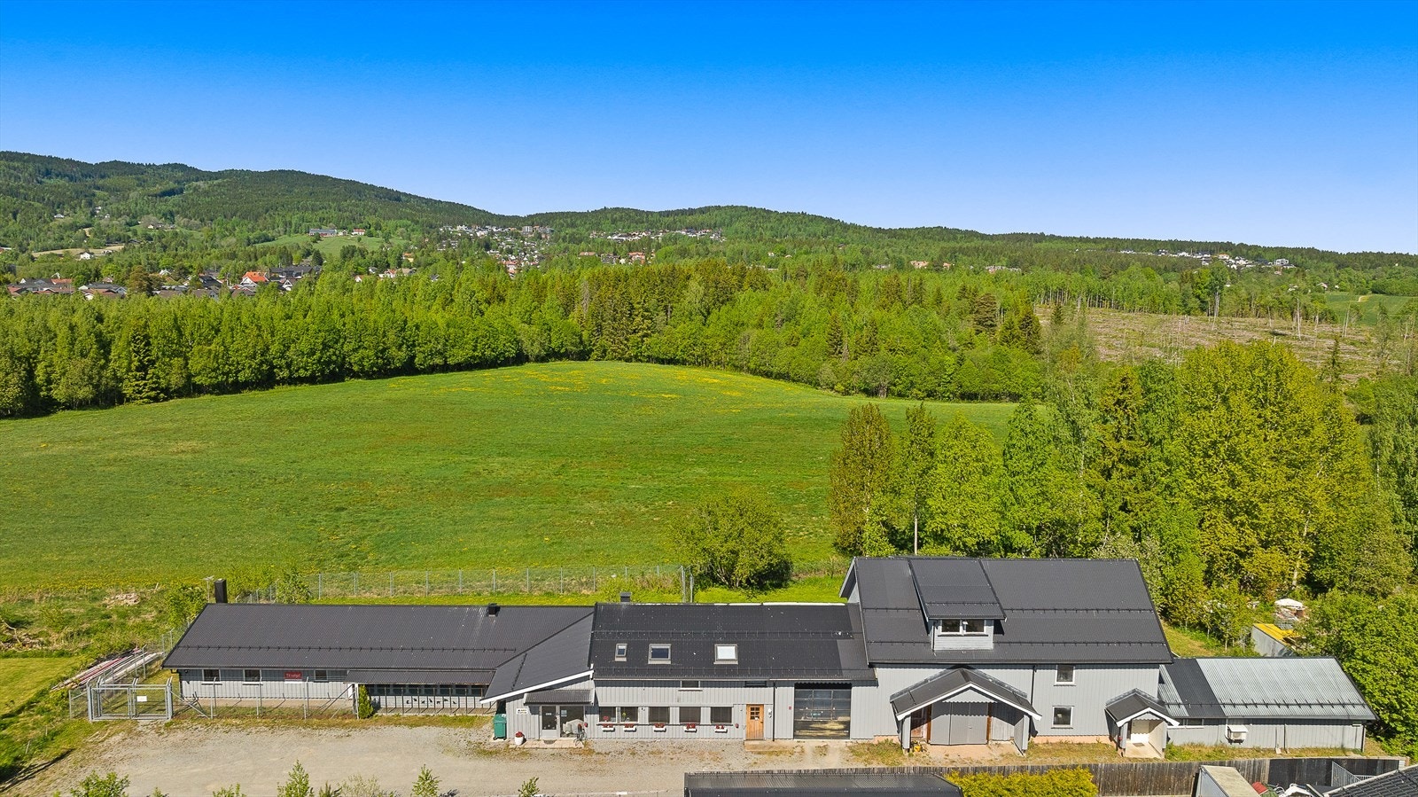 Eiendommen ligger meget praktisk til i forhold til flyplassen OSL. Hvor det foreligger avtale med Mattilsynet! Galleribilde