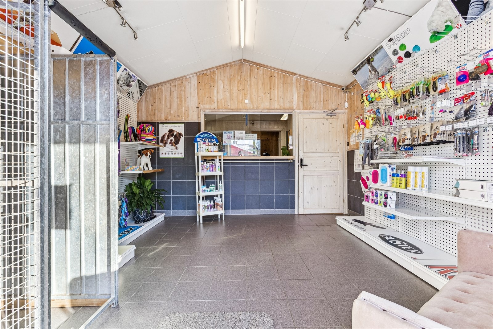 Det er flere innganger inn til kennelen. Her er hovedresepsjonen med mulighet for utsalg av varer. Galleribilde