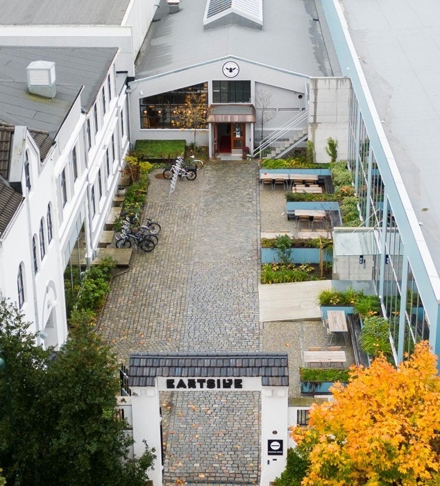 Gårdsrommet til Eastside. Inngangen til lokalene er på venstre side. Galleribilde