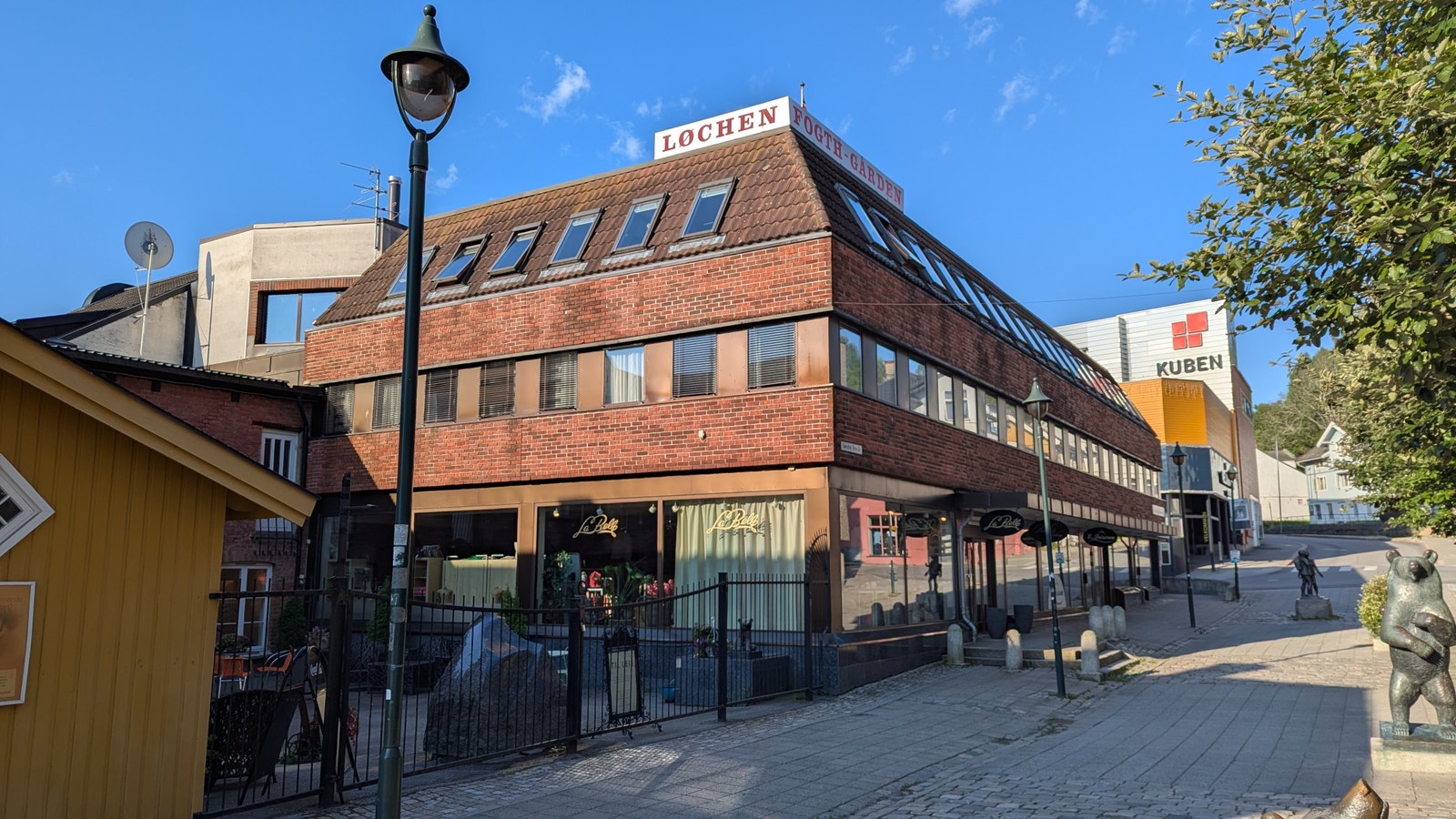 Velkommen til Løchen Fogth-Gården, Søndre Torv 7B i Hønefoss sentrum!
Vi har ledige næringslokaler i andre og tredje etasje samt parkering i oppvarmet kjeller. Galleribilde