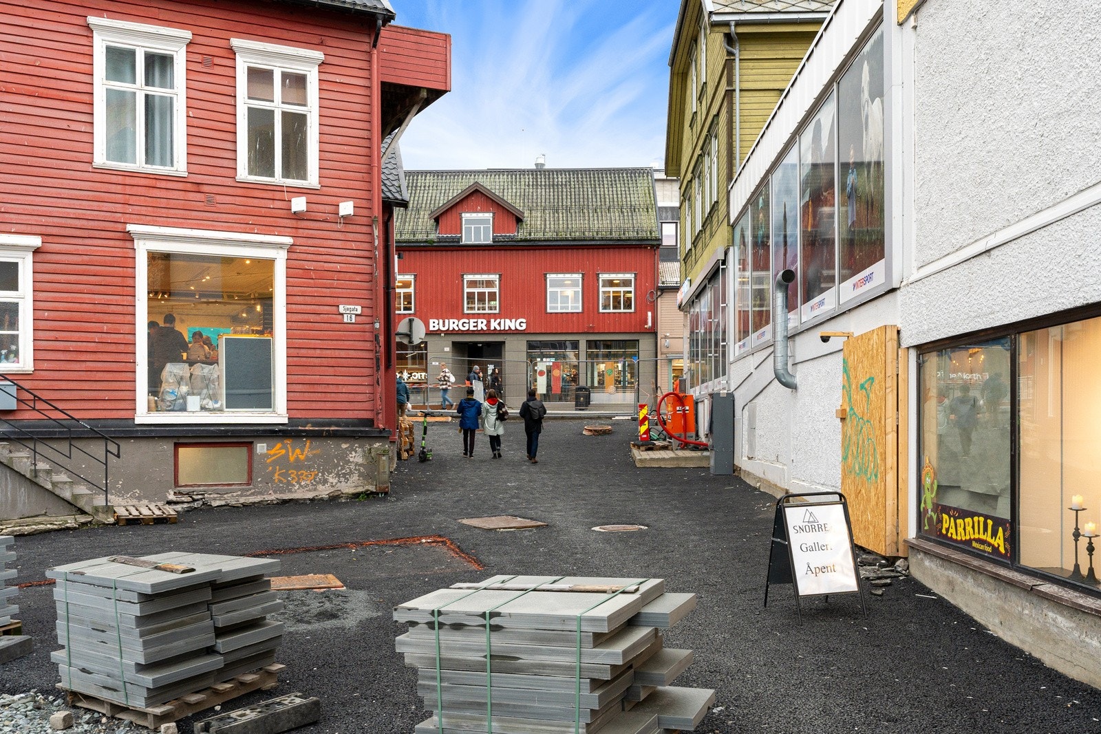 Svært kort veg fra Storgata, via "snarvegen". Galleribilde