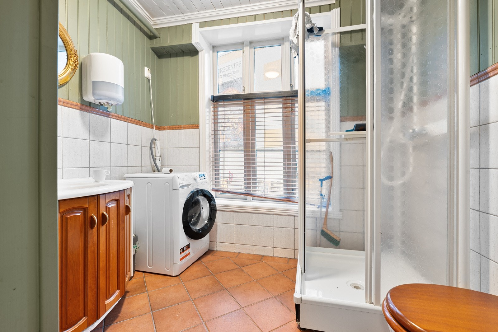 Komplett bad i tilknytning til kontorene. Galleribilde