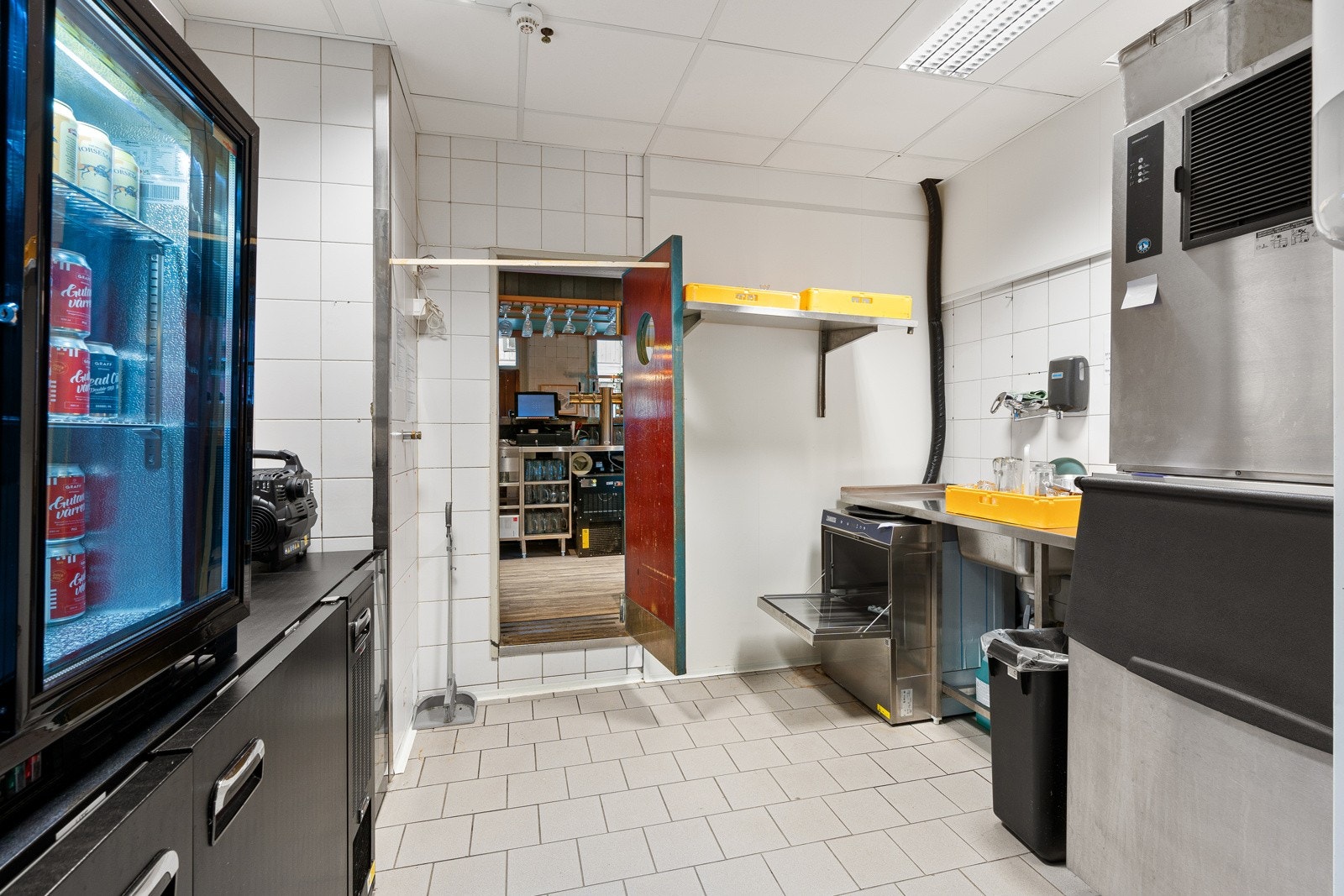 Vaskestasjon like bak baren Galleribilde