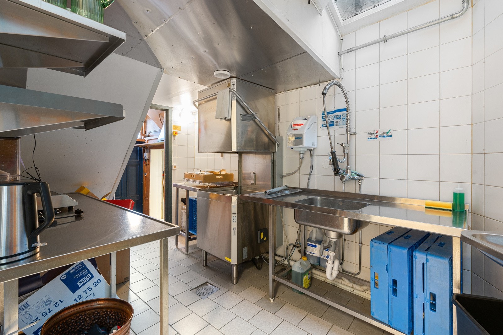 Vaskestasjon like bak baren Galleribilde