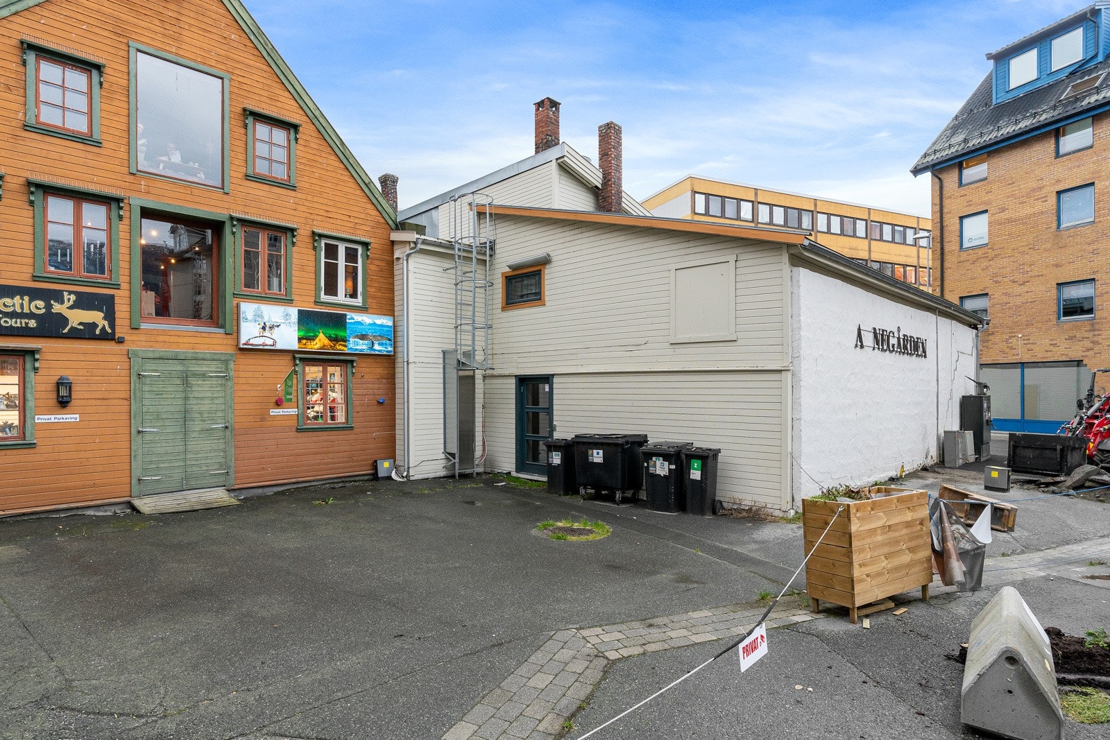 Inngang i bakgården også. Galleribilde