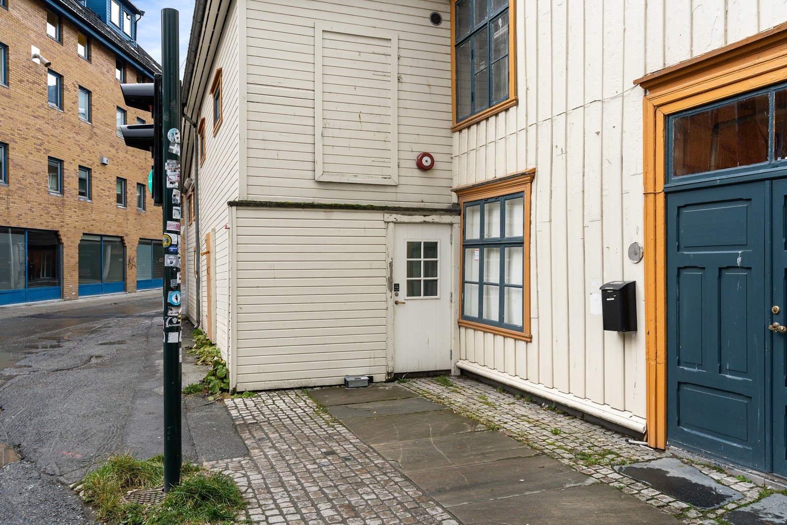 Dør direkte inn til kjøkken/kjølerom for enkel varelevering. Galleribilde