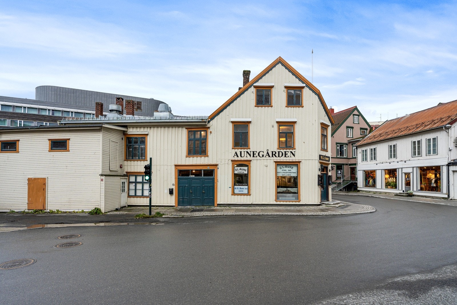 Eiendommen har flere innganger, og kan naturlig deles opp til flere leietakere. Galleribilde