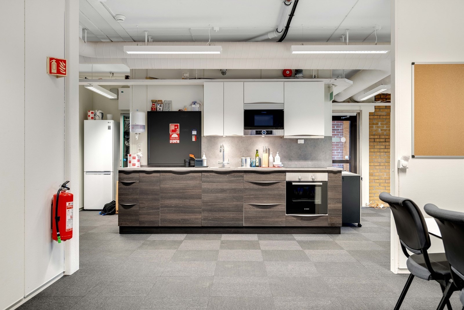 Kontor/lagerlokale som kan overtas as is eller renoveres til ny leietaker Galleribilde