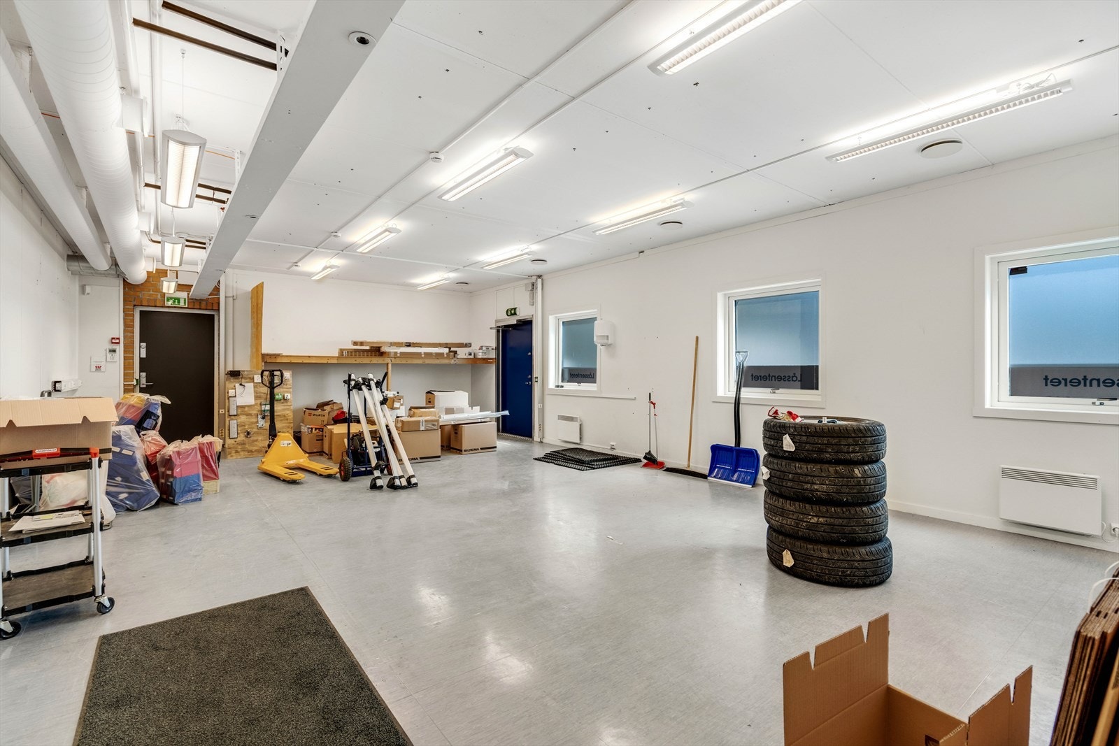 Lager med bred inngangsdør med direkte adkomst fra parkering Galleribilde