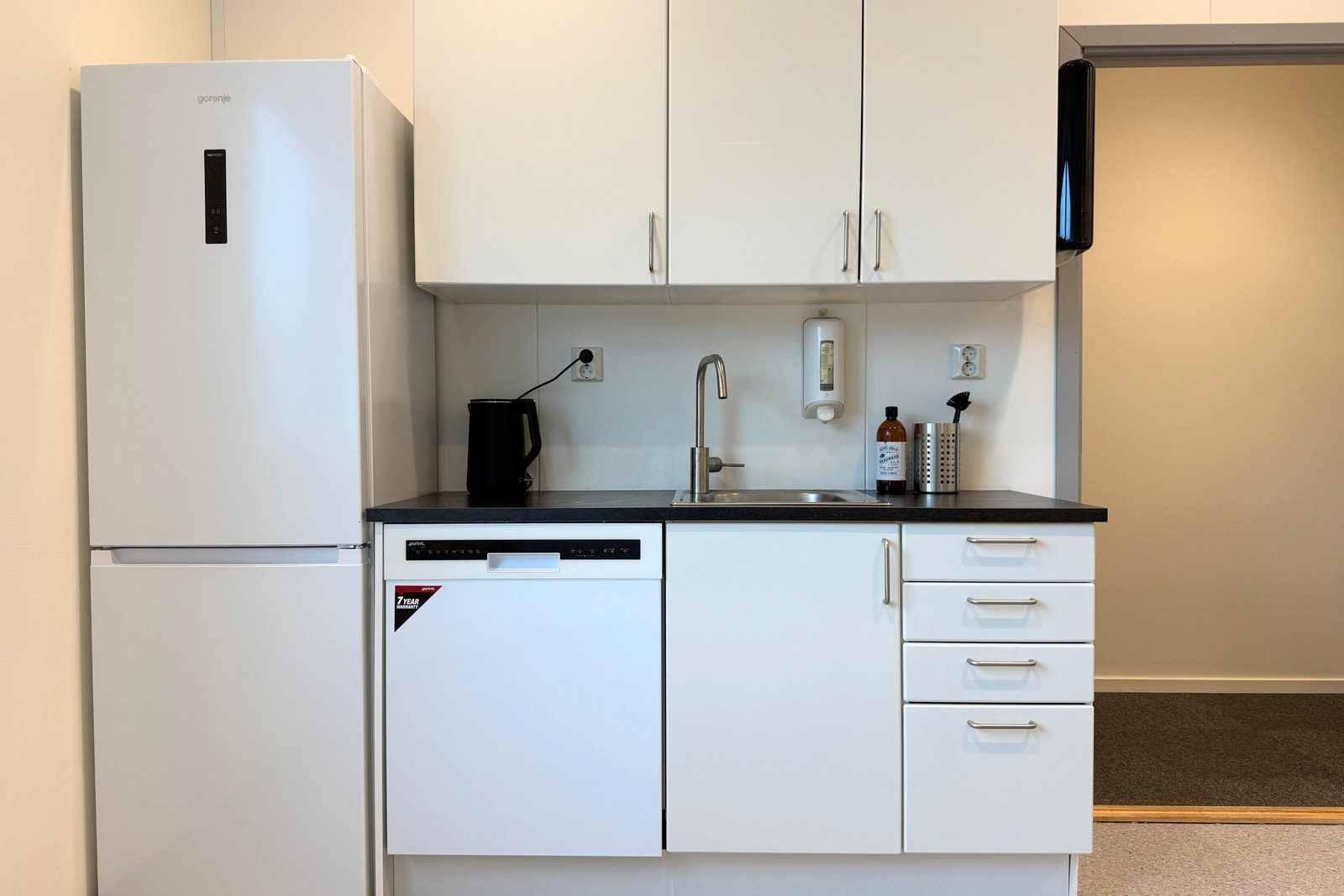 Møterom/spiserom med kjøkken. Galleribilde