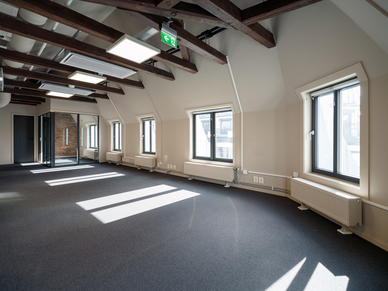 God takhøyde og rikelig med lys i 6. etasje Galleribilde