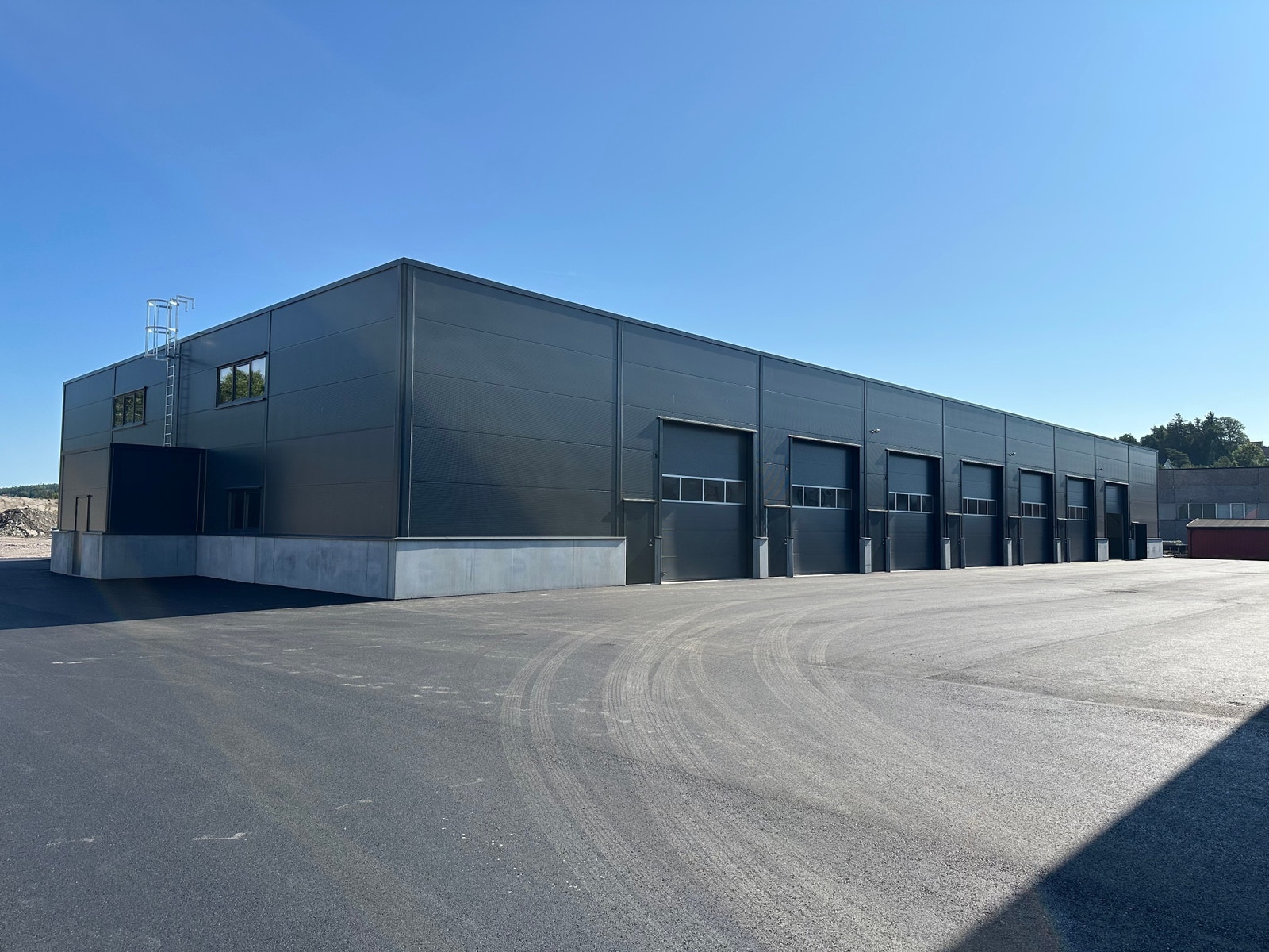 Pent opparbeidet uteareal med asfalt. Galleribilde