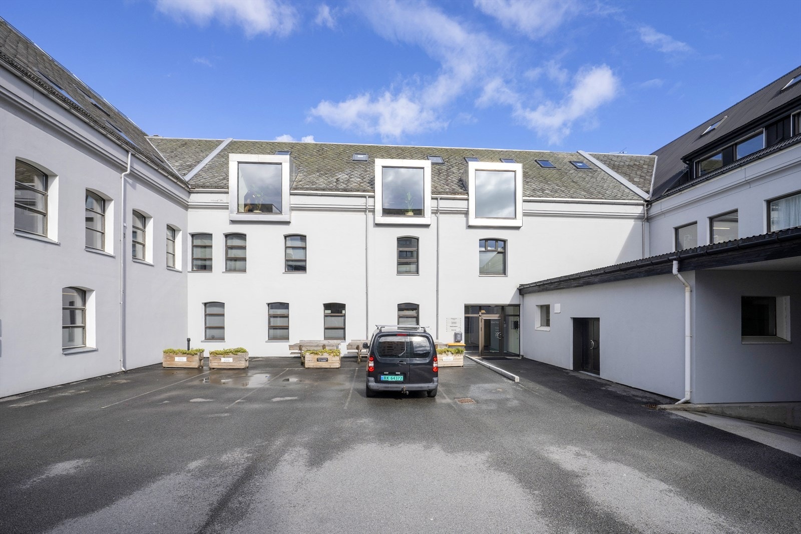 Sjarmerende fasade med moderne vinduer. Romslig gårdsplass med parkering. Ideell beliggenhet i rolig, attraktivt område. Galleribilde