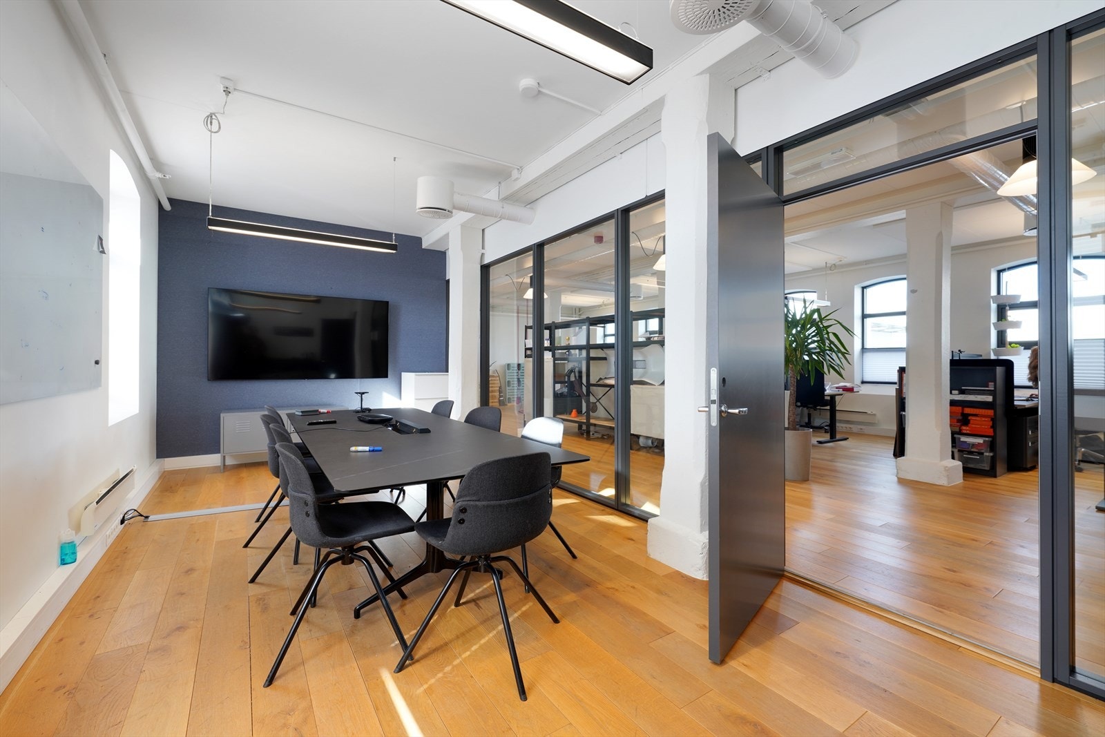 Lys og moderne kontorplass med store vinduer og åpen løsning, perfekt for kreative og produktive arbeidsdager. Galleribilde