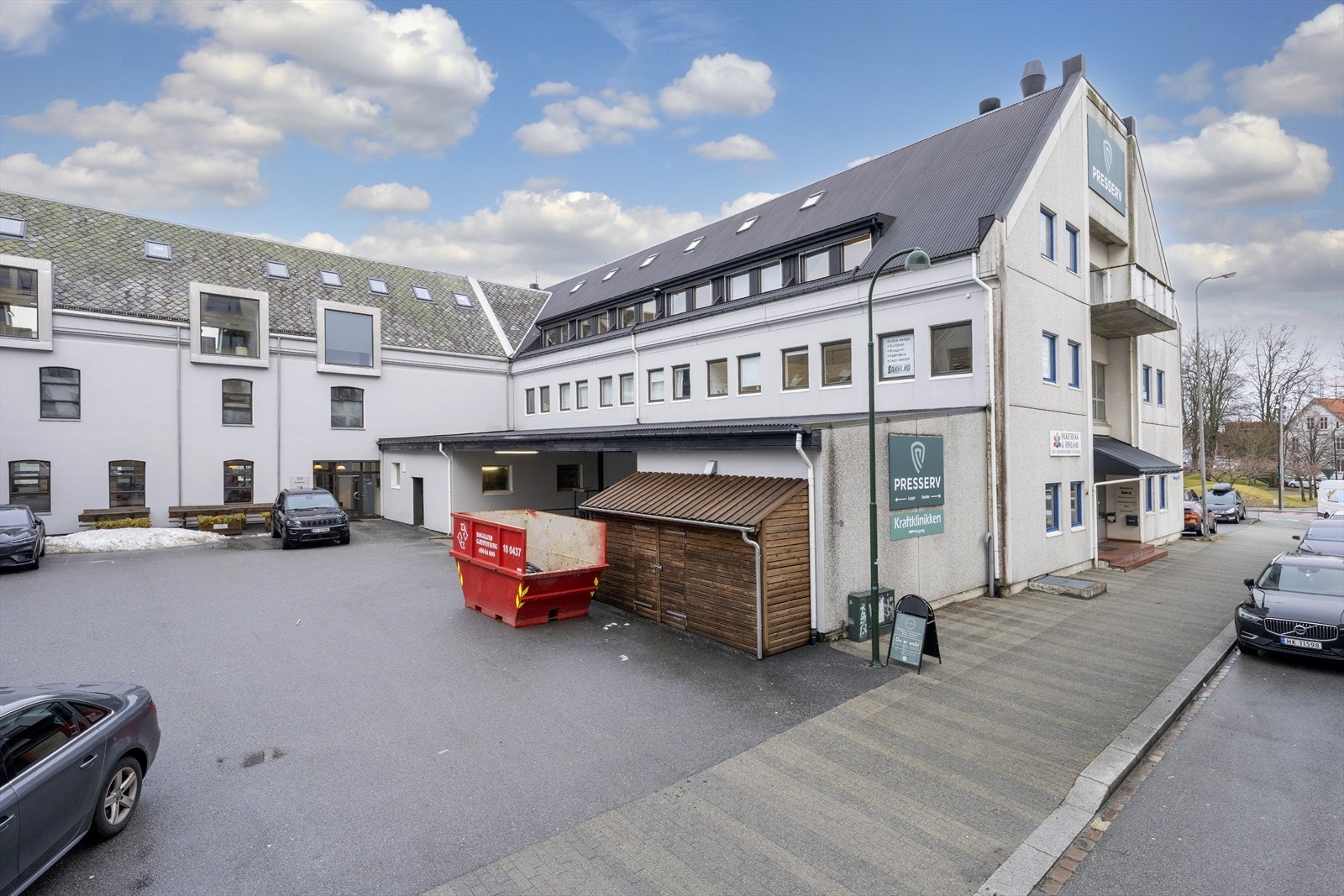 Moderne næringsbygg med god beliggenhet, parkering og lett tilgang til hovedveier. Perfekt for bedrifter som ønsker sentral plassering. Galleribilde