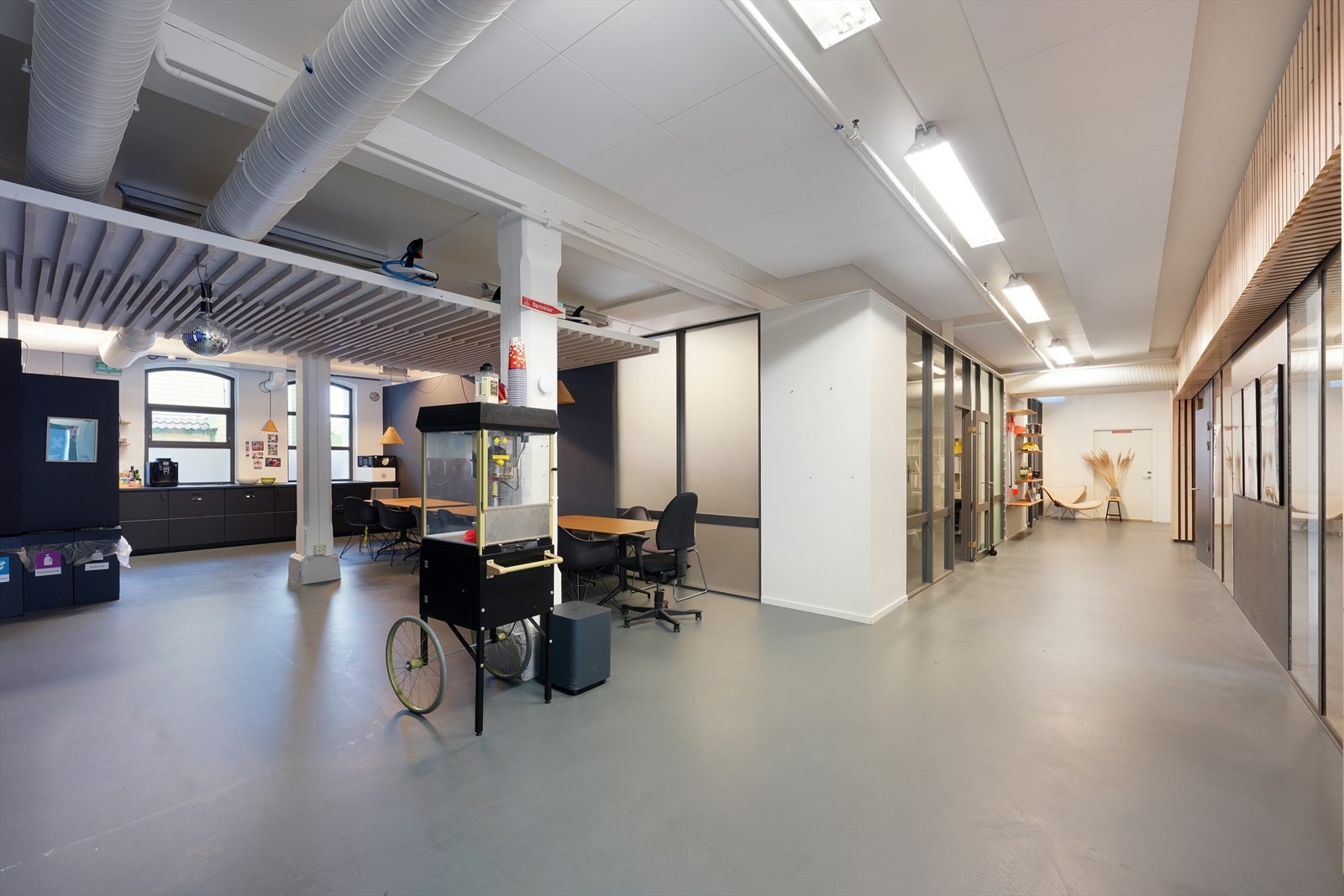 Moderne og romslig næringslokale med god belysning, åpen planløsning og stilfullt design. Perfekt for kreative virksomheter. Galleribilde