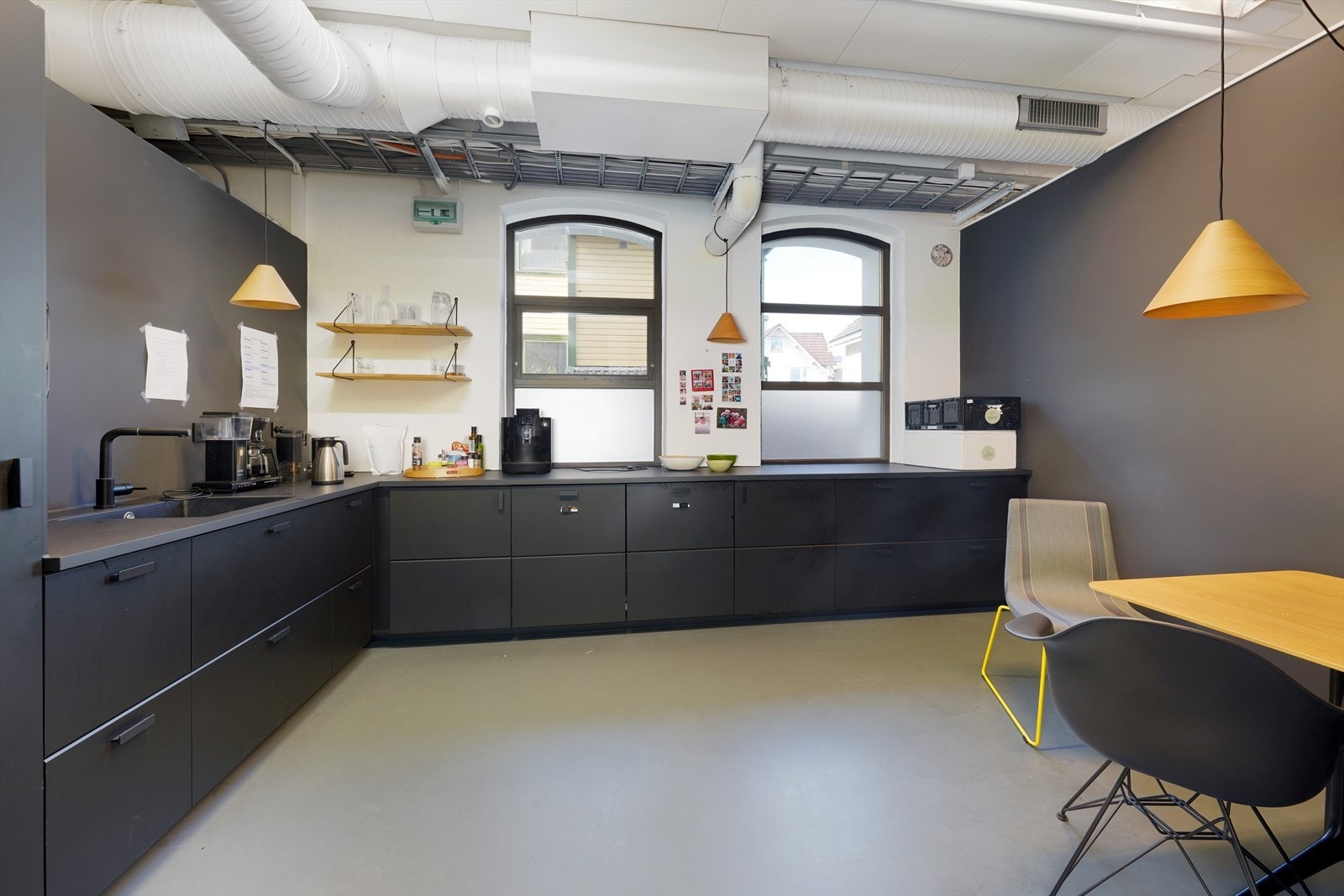 Lyst og moderne kjøkken med praktisk innredning. Ideelt for sosiale samlinger og hverdagsliv. Lett tilgang til naturlig lys. Galleribilde