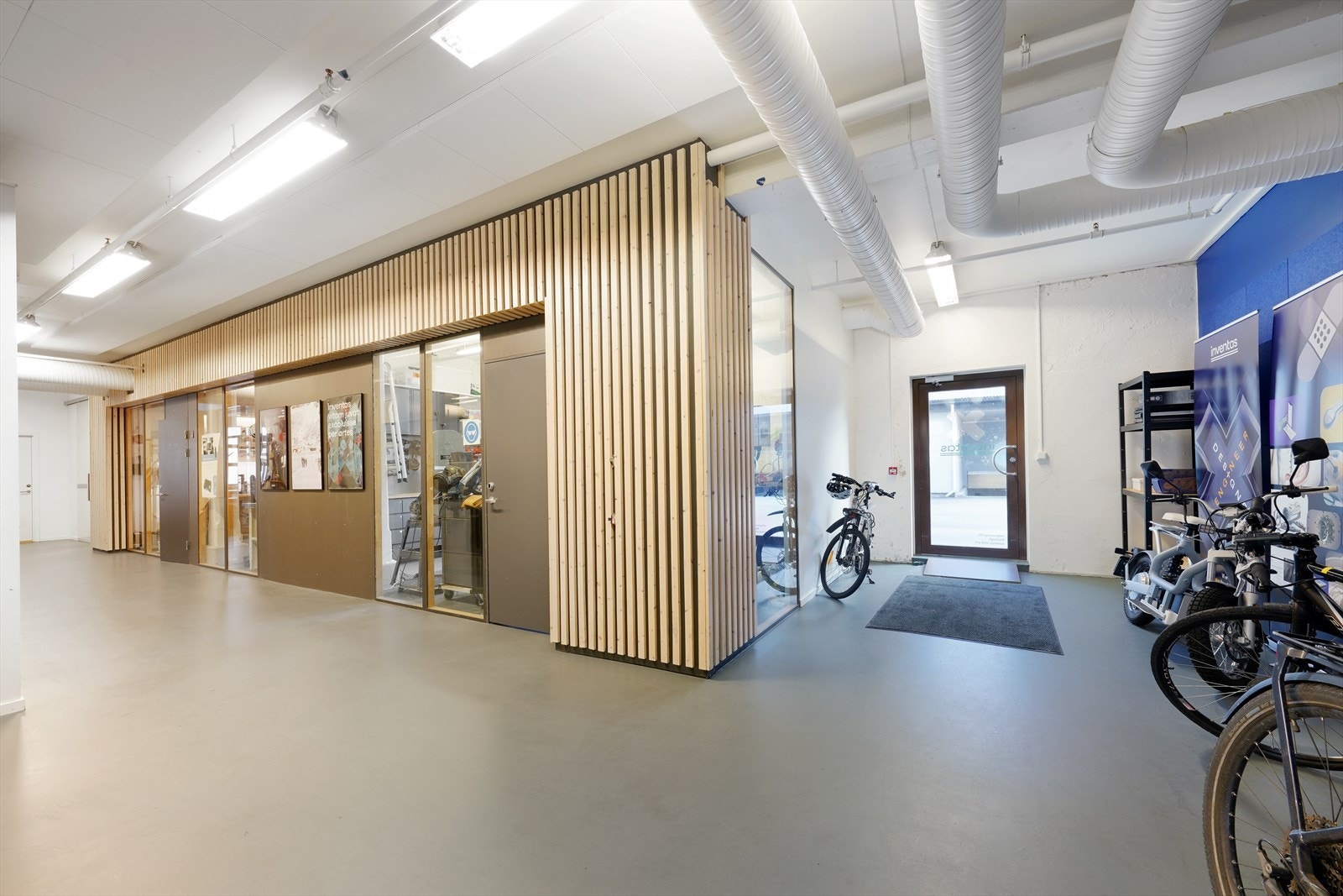 Moderne og lyst næringslokale med god takhøyde, perfekt for kreative virksomheter. Sentral beliggenhet med sykkelparkering. Galleribilde