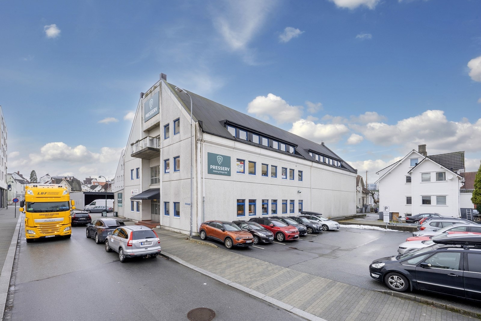 Attraktiv næringseiendom med sentral beliggenhet. God parkering og enkel adkomst, ideell for bedrifter i vekst. Galleribilde