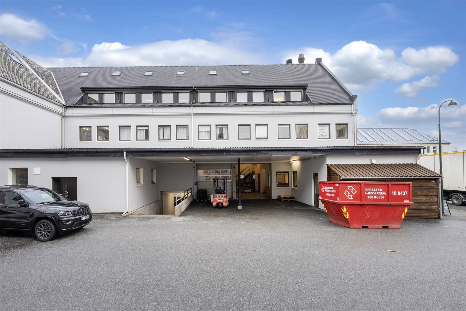 Romslig næringsbygg med praktisk lasteområde, sentralt beliggende. God adkomst og parkering. Galleribilde