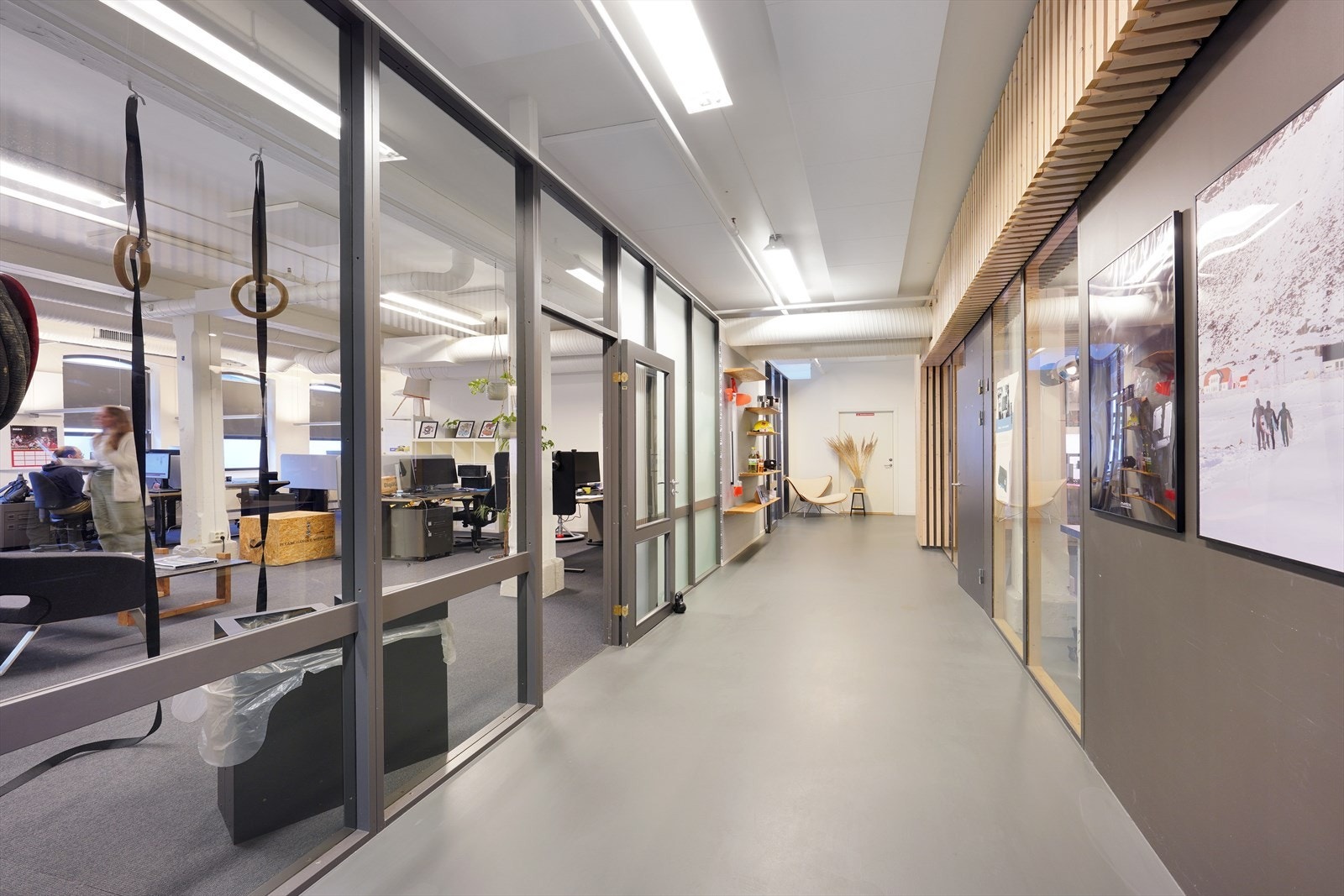 Lys og moderne kontorplass med stilren innredning. Perfekt for kreative arbeidsmiljøer. Sentral beliggenhet med gode fasiliteter. Galleribilde