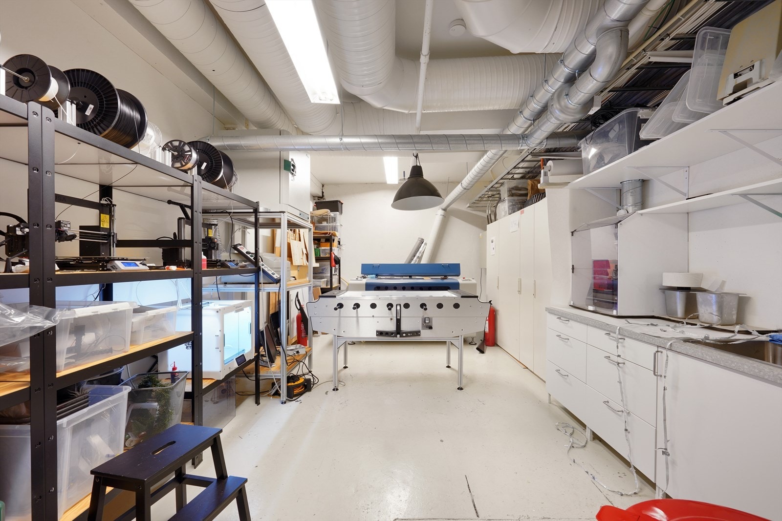 Moderne og funksjonelt hobbyrom med god oppbevaringsplass, perfekt for kreative prosjekter og teknologientusiaster. Galleribilde