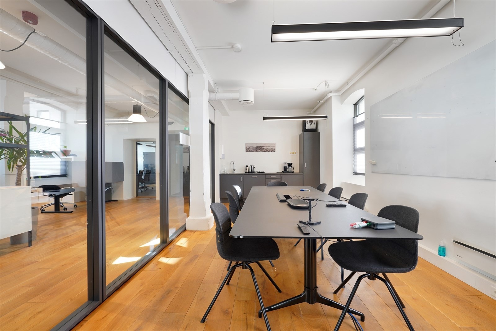 Lys og moderne kontorløsning med glassvegger og stilrent design, perfekt for inspirerende møter og effektivt samarbeid. Galleribilde