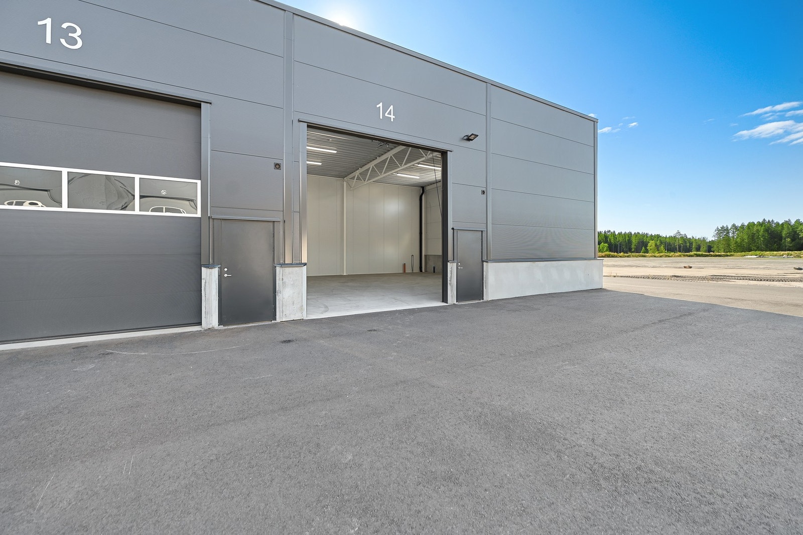 Elektrisk kjøreport (4 x 4,3 m) med vindu og fjernkontroll Galleribilde