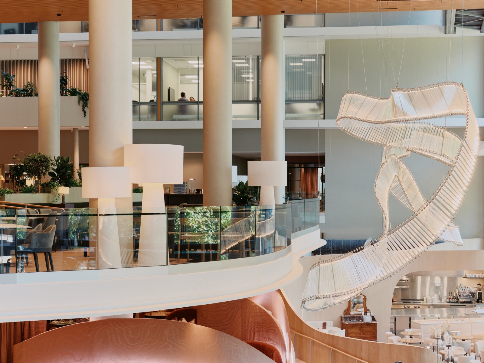 FLOTT INNGANGSPARTI OG HELT NY PERSONAL RESTAURANT Galleribilde
