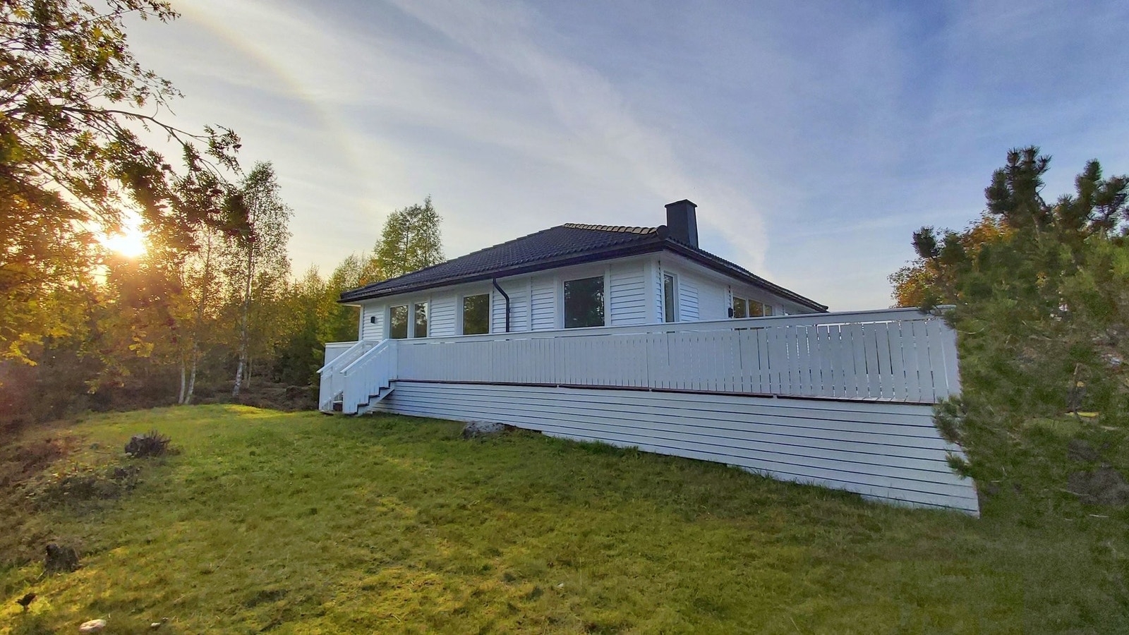 Dette huset ligger virkelig på en flott og stor tomt Galleribilde