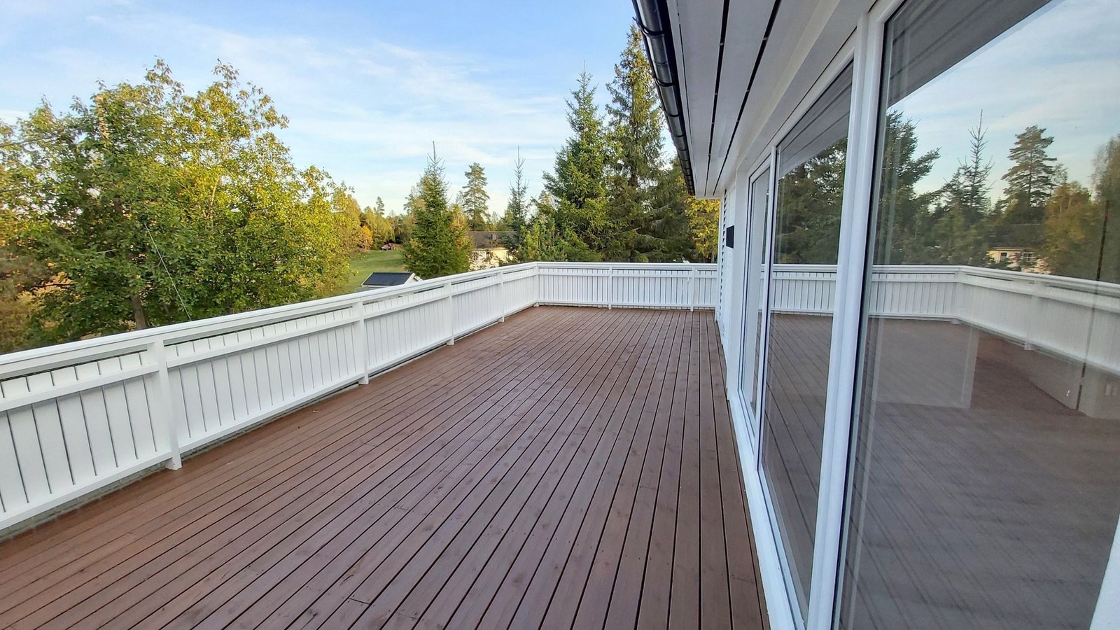 en stor terrasse er et flott sted å feire med familien Galleribilde