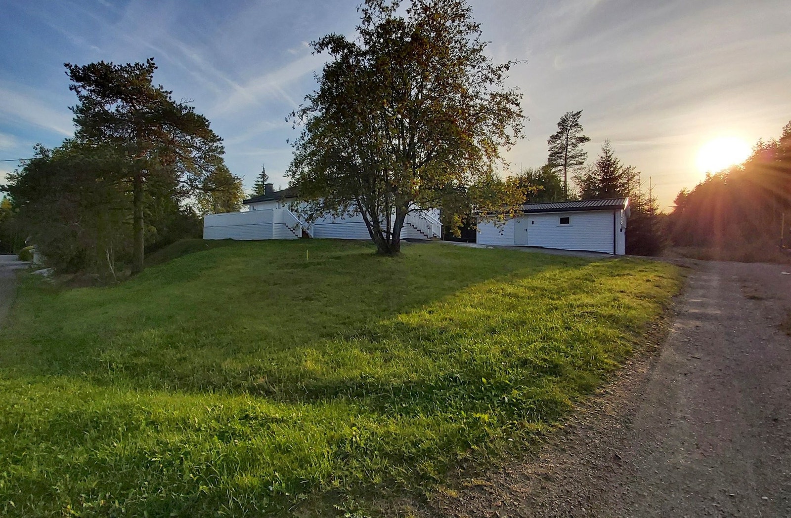 Fra dette huset kan Du se de fantastiske soloppgangene og solnedgangene Galleribilde