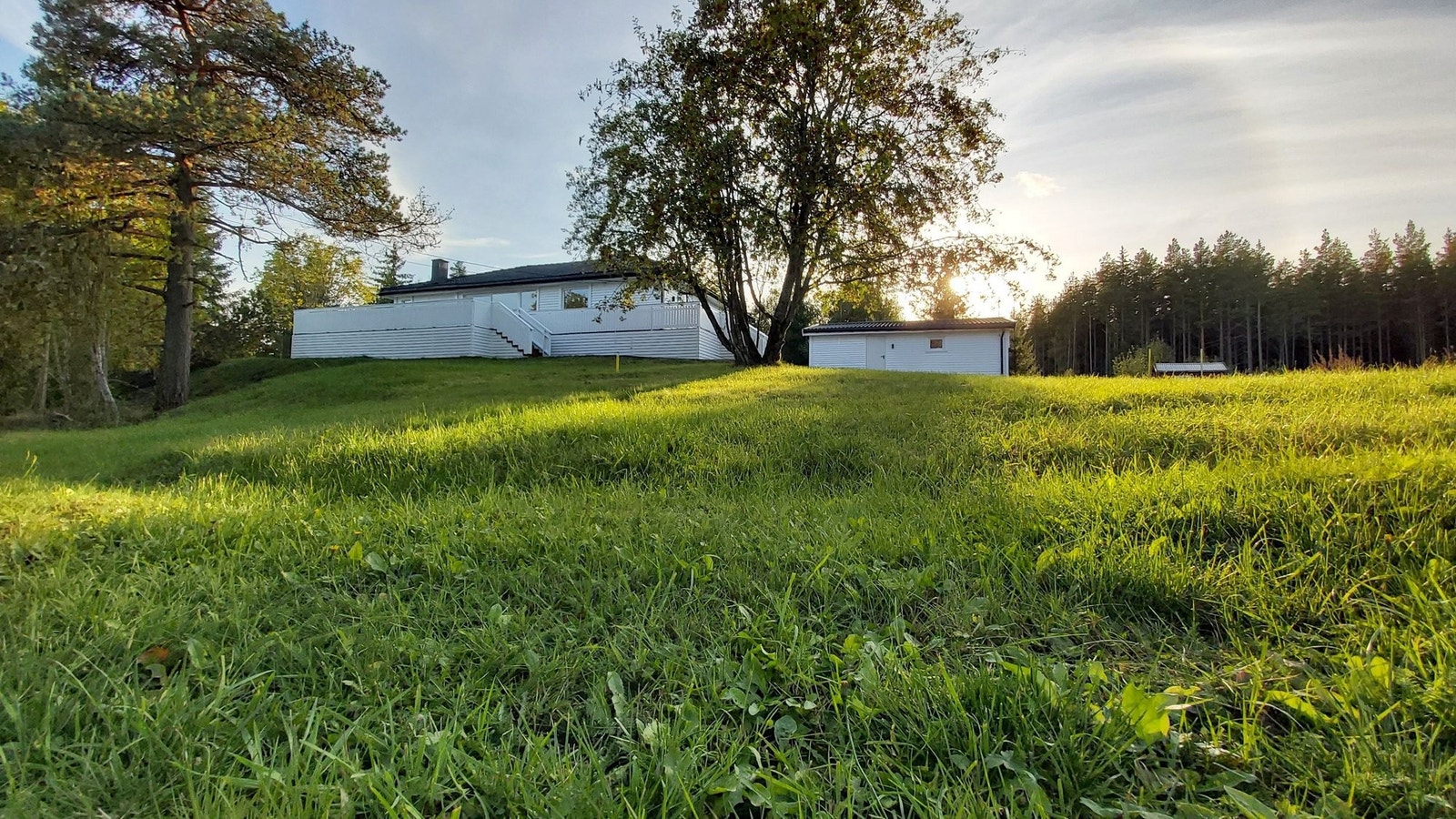 Fantastisk villa på en stor tomt. Huset ligger på en høyde, ved siden av skogen. Galleribilde