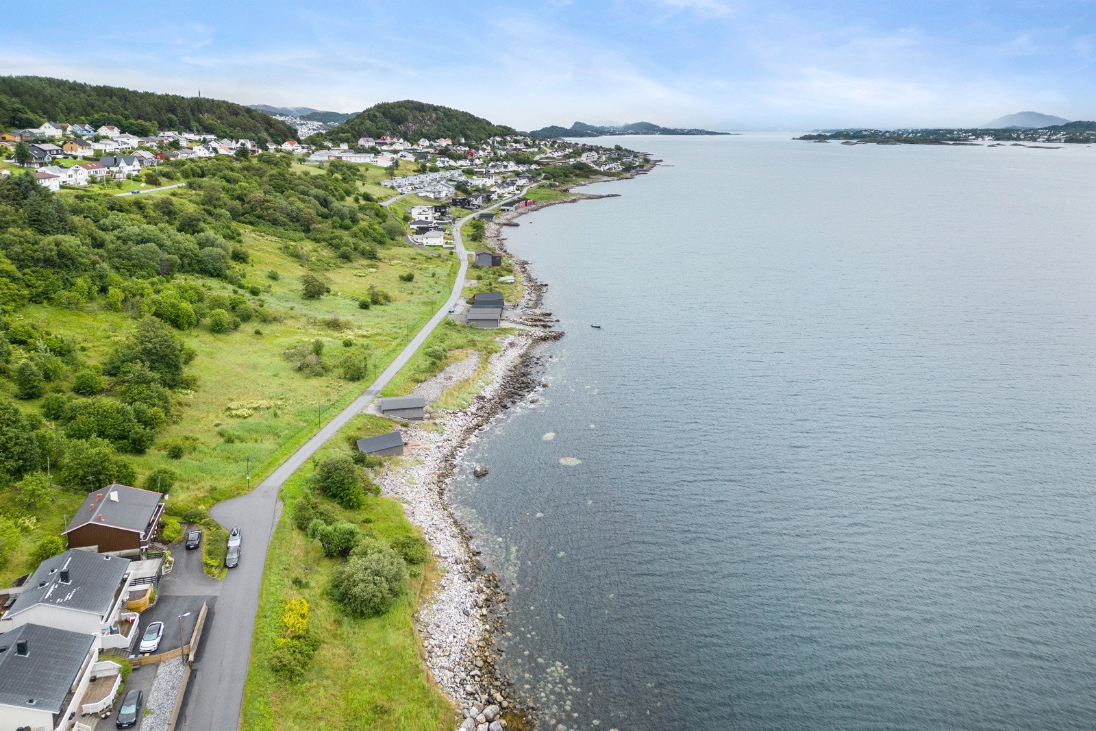 Solfylte dager gjør noe med en. Se for deg å sitte i vannkanten med med solstolen og noe godt i glasset. Galleribilde