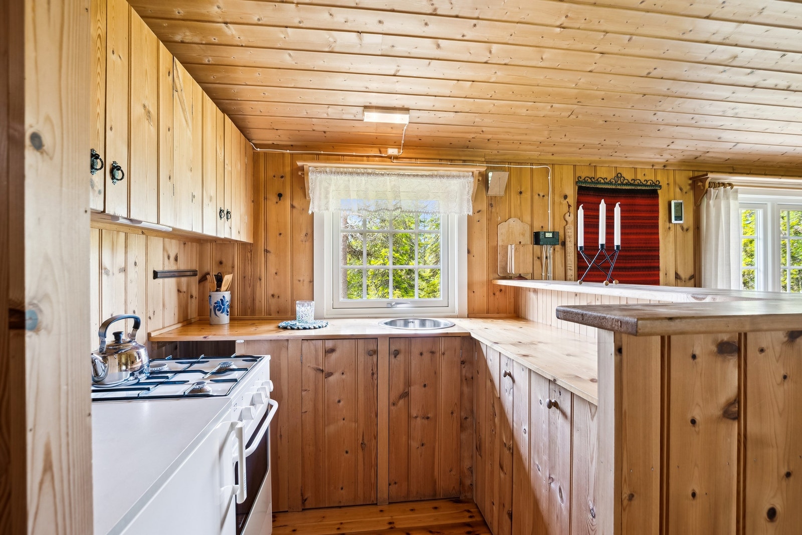 Kjøkken med innredning i tre. Plass for propankomfyr og propankjøleskap (medfølger i utgangspunktet ikke). Galleribilde