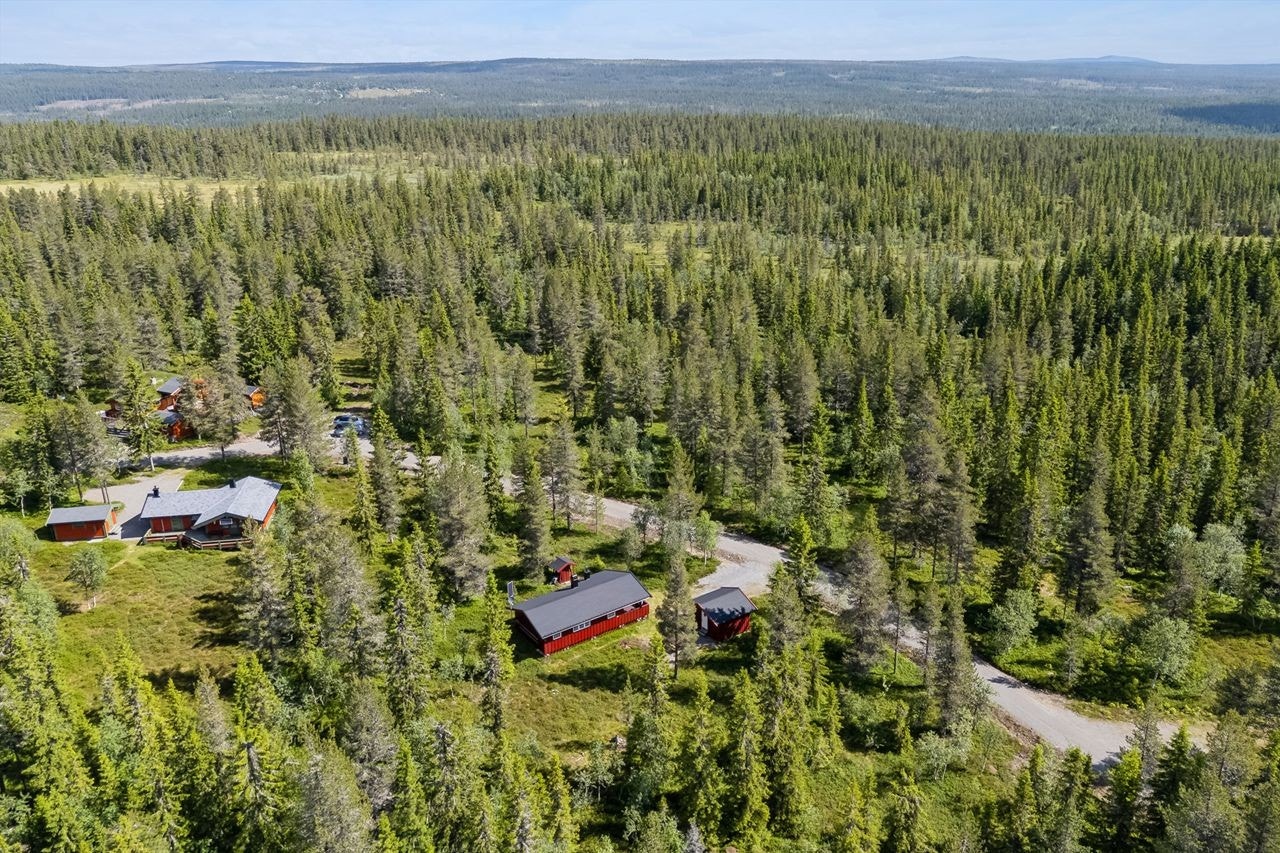 Eiendommen ligger usjenert til i et etablert hyttefelt på Hammarseterhøgda, omgitt av storslått natur. Galleribilde