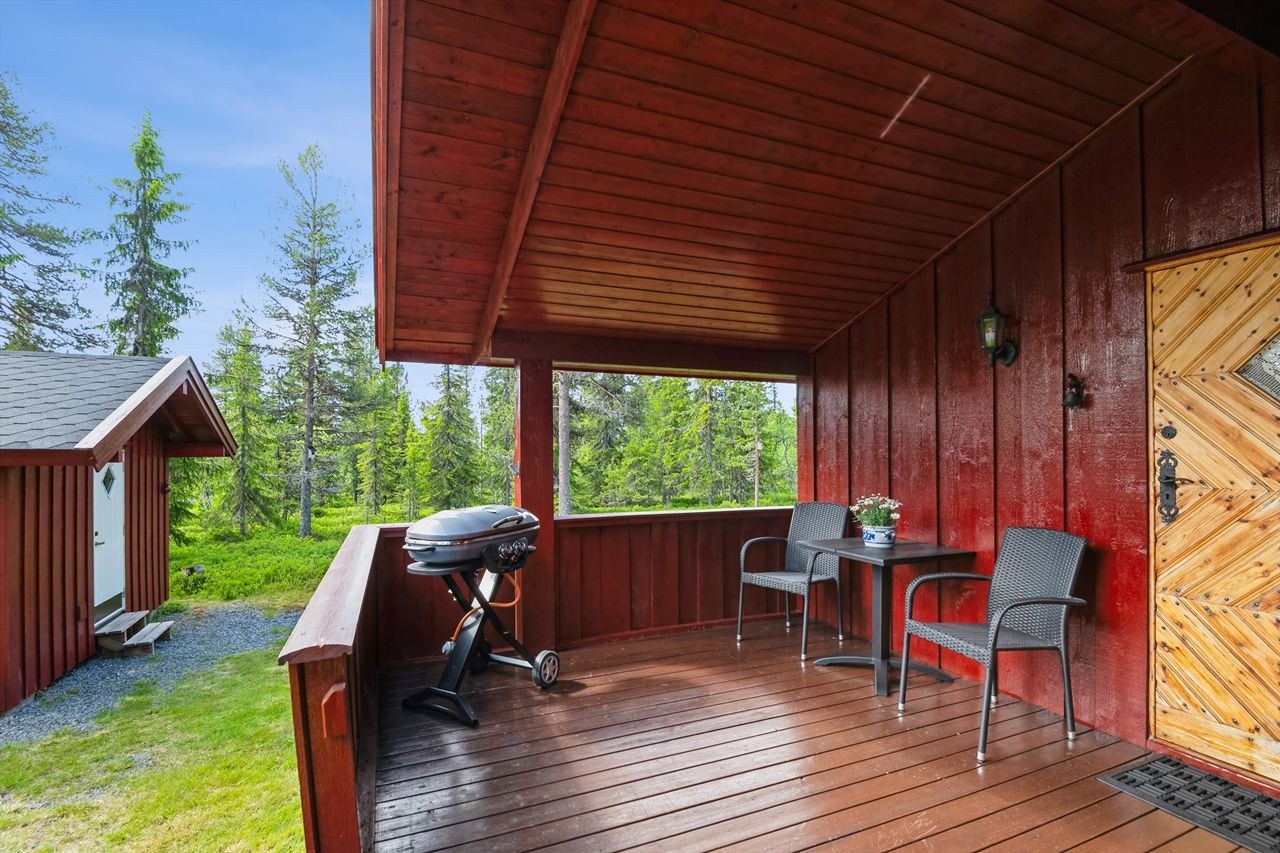 Delvis overbygd terrasse med plass til grill og sittegruppe for sosiale sommerdager. Galleribilde