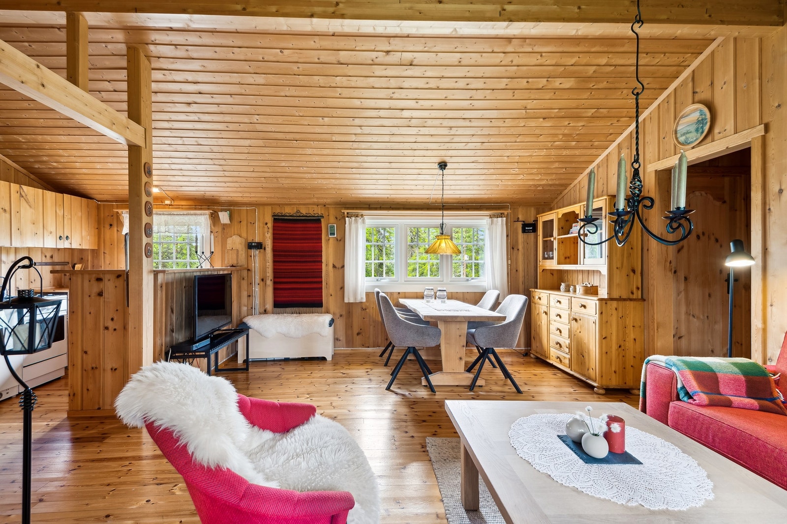 Åpen stue- og kjøkkenløsning gir god romfølelse og naturlig flyt mellom sonene. Galleribilde