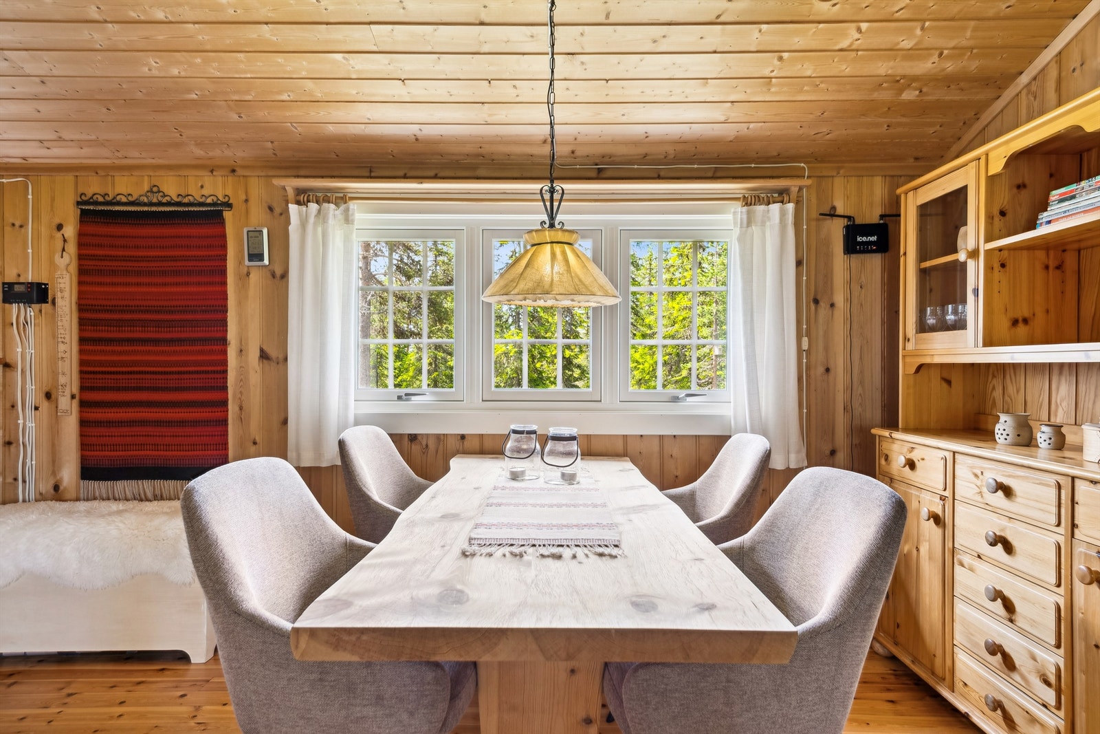 Lys og trivelig spiseplass - perfekt for hyggelige måltider. Galleribilde