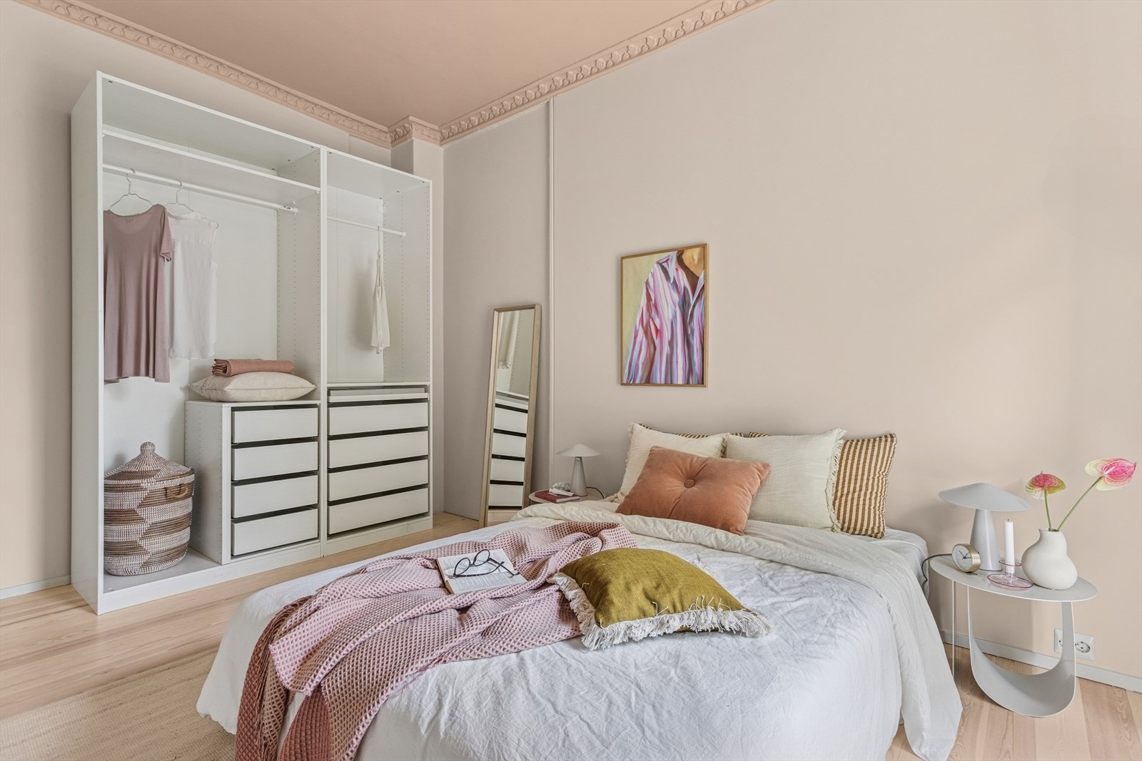 Det er god plass til meget stor garderobeløsning på hovedsoverommet. Garderobeskap medfølger ikke. Galleribilde