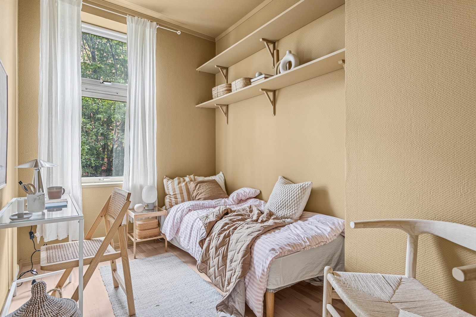 Soverom2 er noe mindre i størrelse men har plass til både seng og kontorpult. Galleribilde