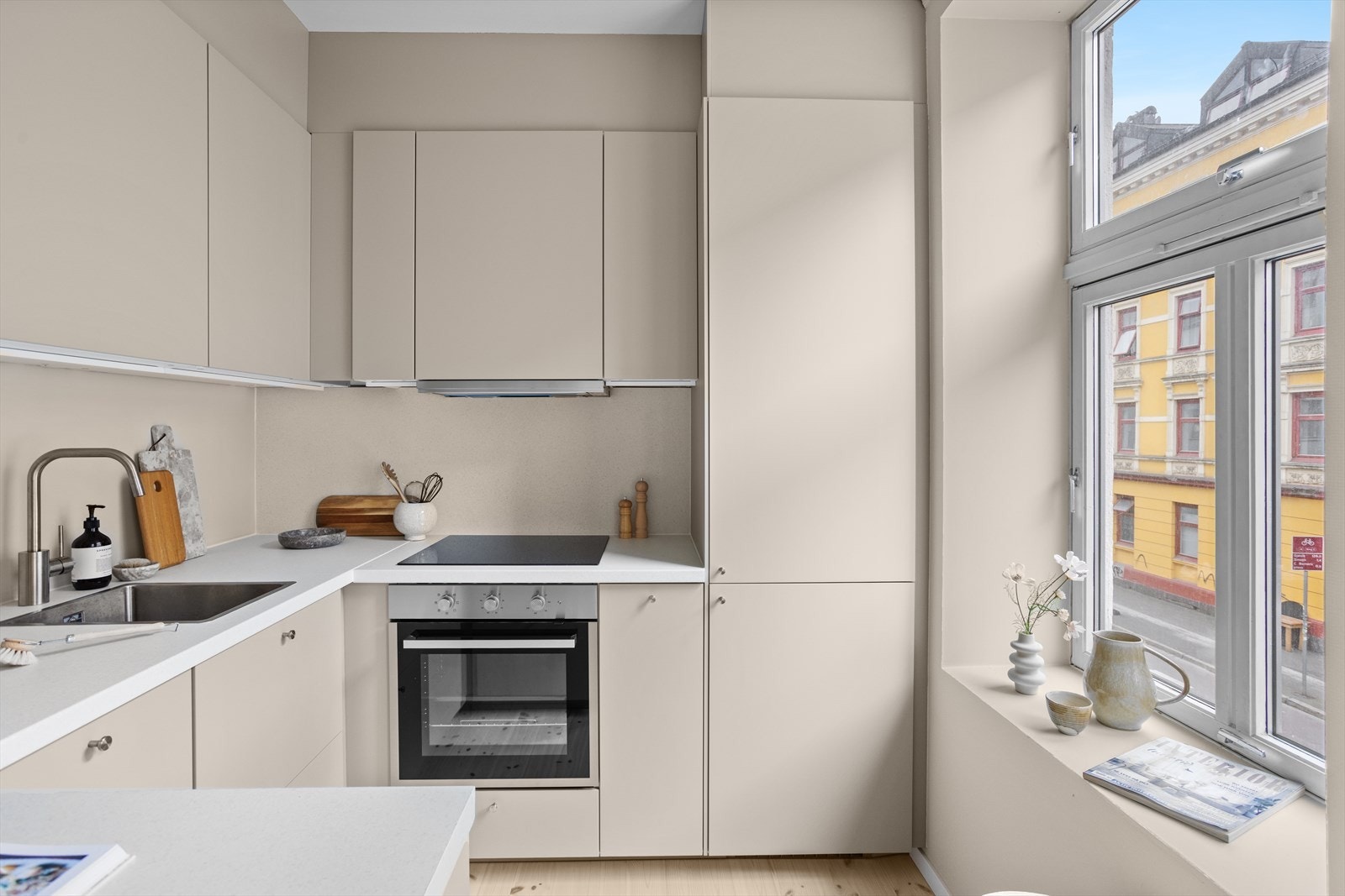 Det er godt med skap- og benkeplass. Kjøkkeninnredningen er fra IKEA og helt ny i juni 2025. Galleribilde