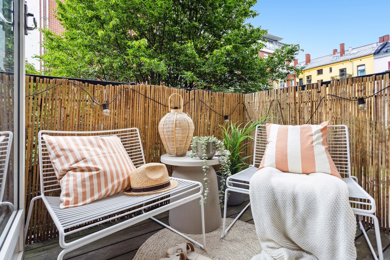 Leiligheten har hyggelig balkong som vender ut mot rolig bakgård med grønt utsyn på sommerstid. Galleribilde