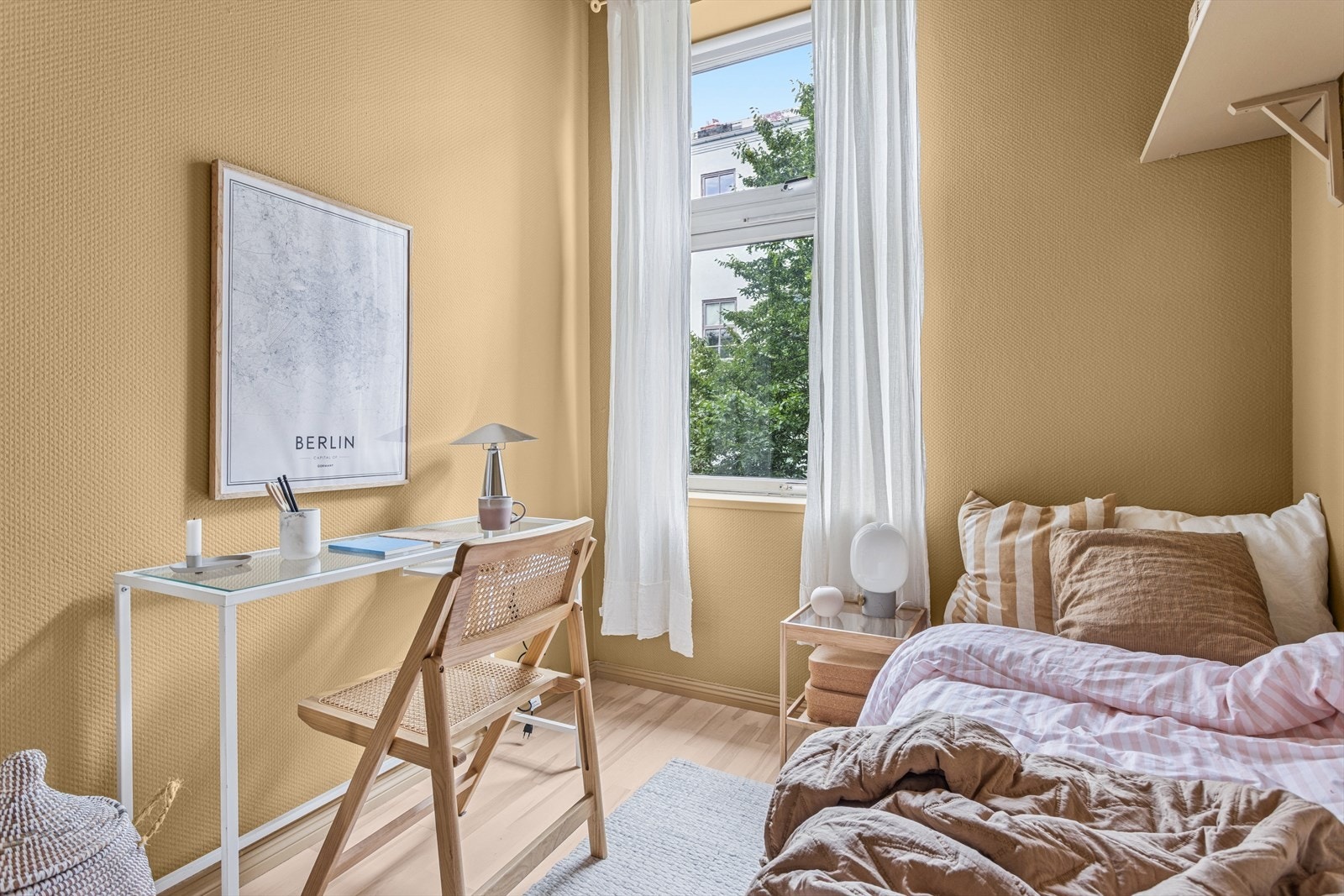 Soverom 2 er malt i pen oker farge, noe som bidrar til en god atmosfære til soverom nummer to. Begge soverommene vender inn mot bakgården. Galleribilde