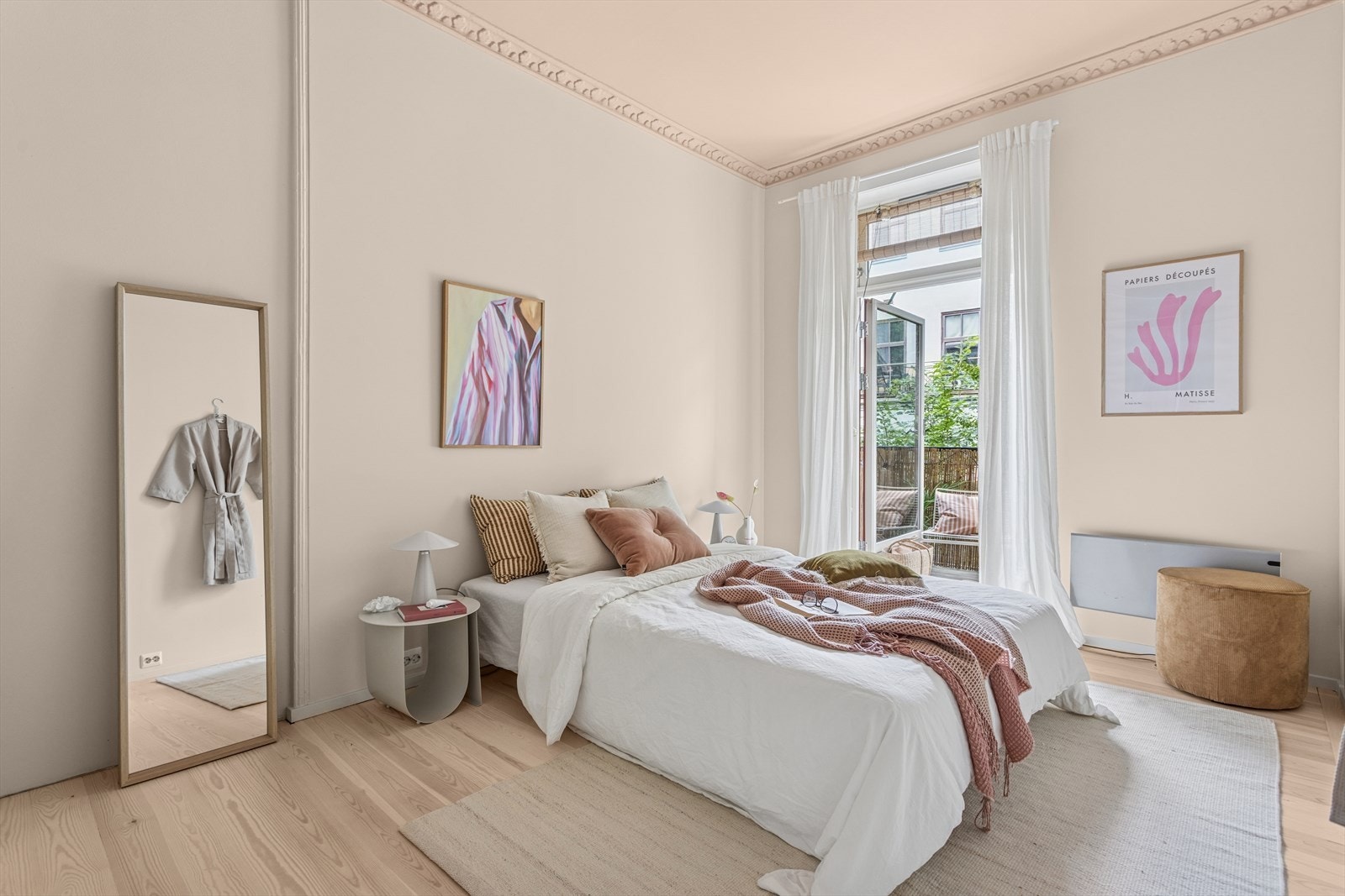 Hovedsoverom har lys parkett på gulvet. Vegger er malt i lys og delikat farge. Utgang til balkong. Galleribilde