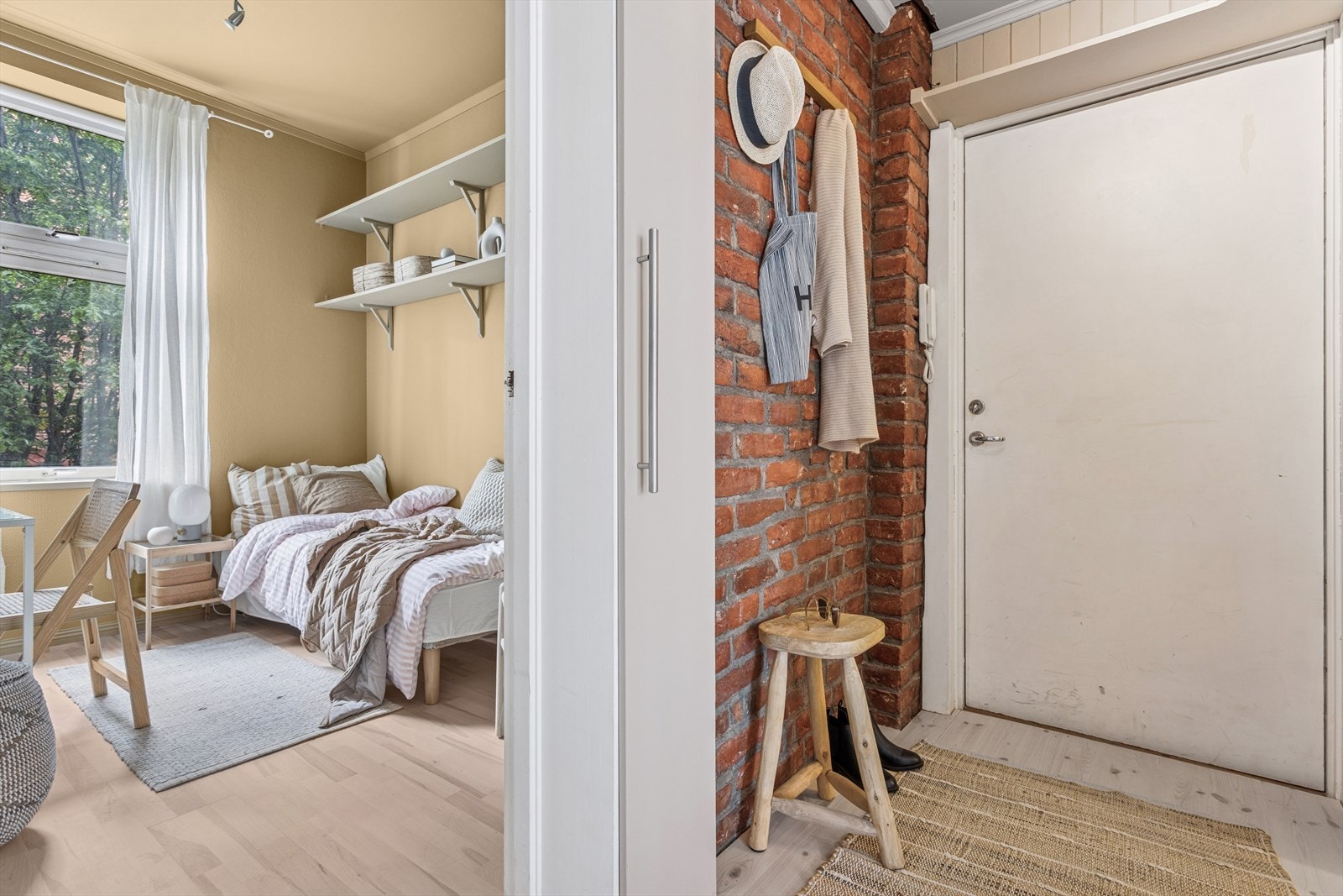 Velkommen inn i entreen. Sjarmerende pent bevart teglsteinsvegg, samt porttelefon. Galleribilde