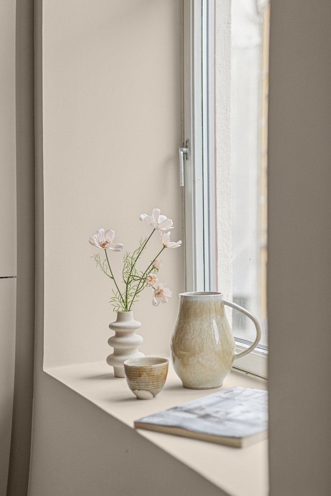 Det er dype vinduskarmer i leiligheten. Galleribilde