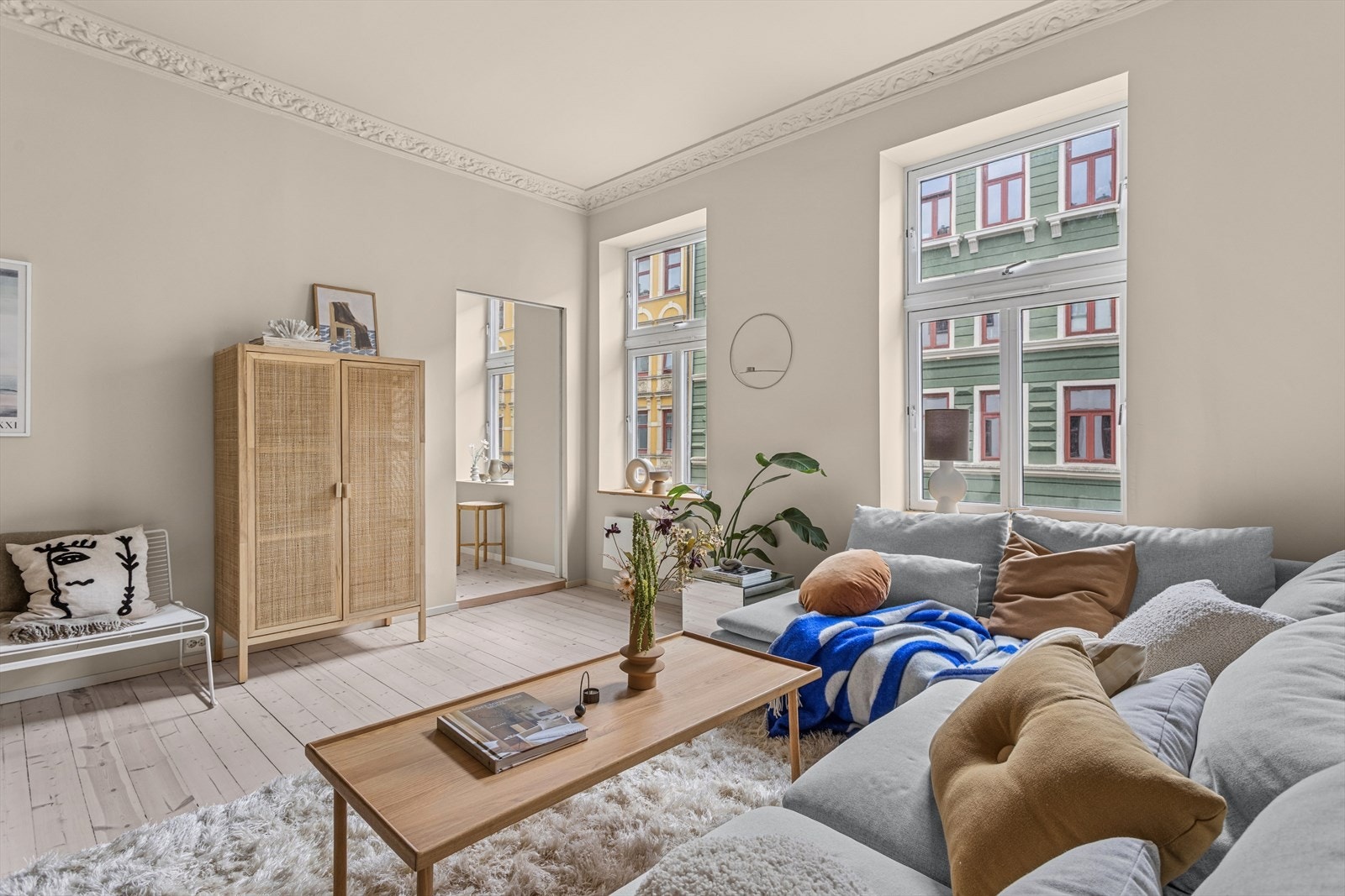 Det er god takhøyde i leiligheten hvor takhøyden er målt til nesten 2,90 meter i stue. Galleribilde