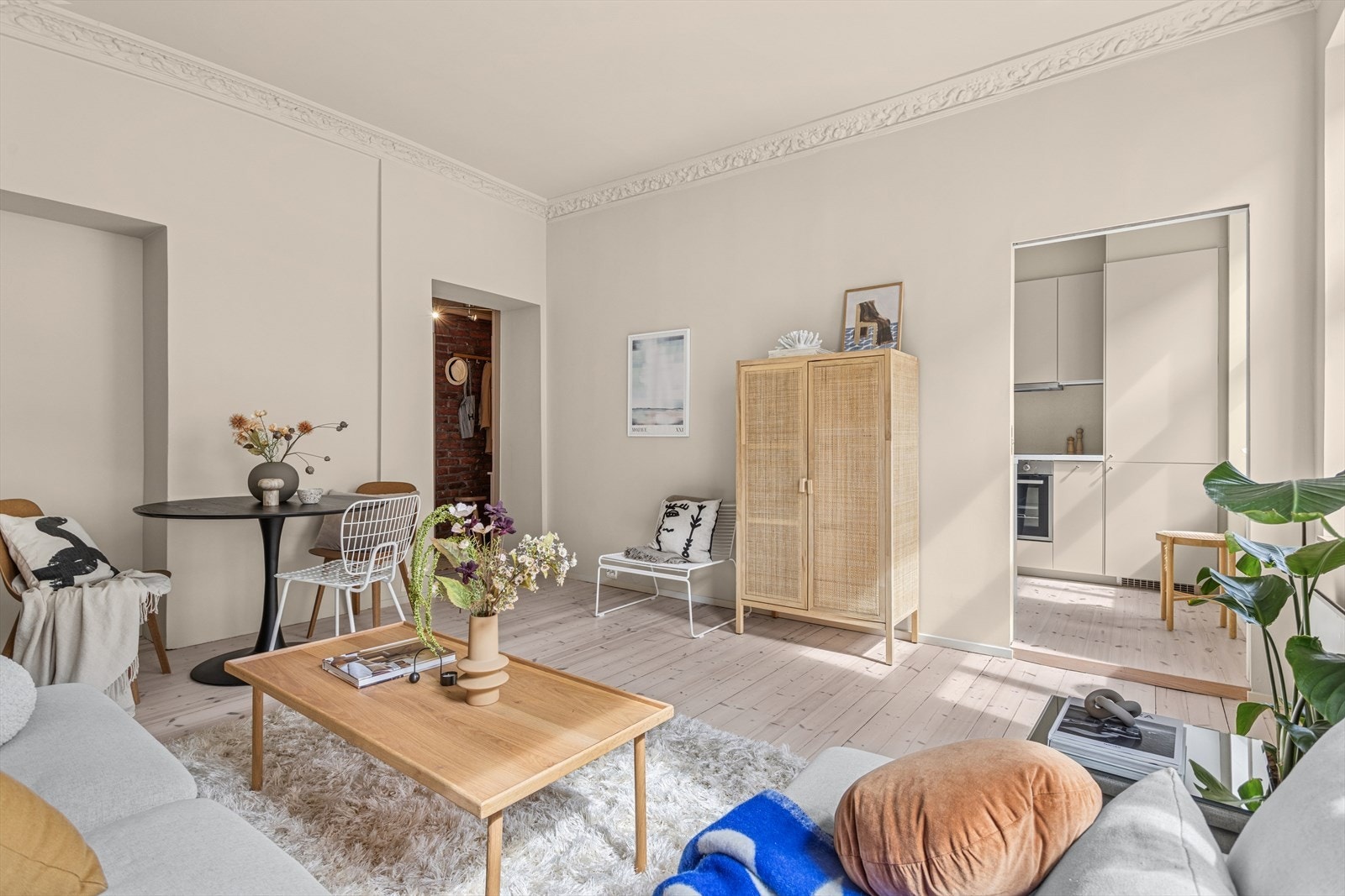 Stuen har god plass til sofaløsning, multimediamøbel og spisestueløsning. Galleribilde