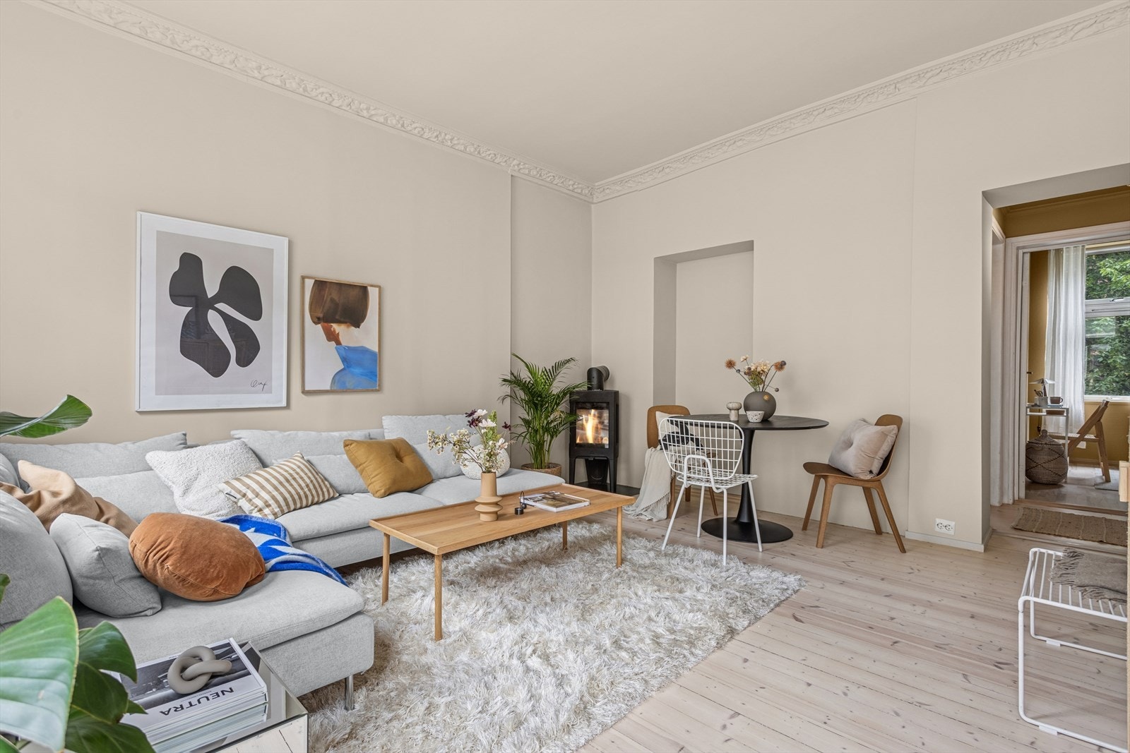 Stuen er nymalt i en delikat, dus og rolig beigetone. Galleribilde